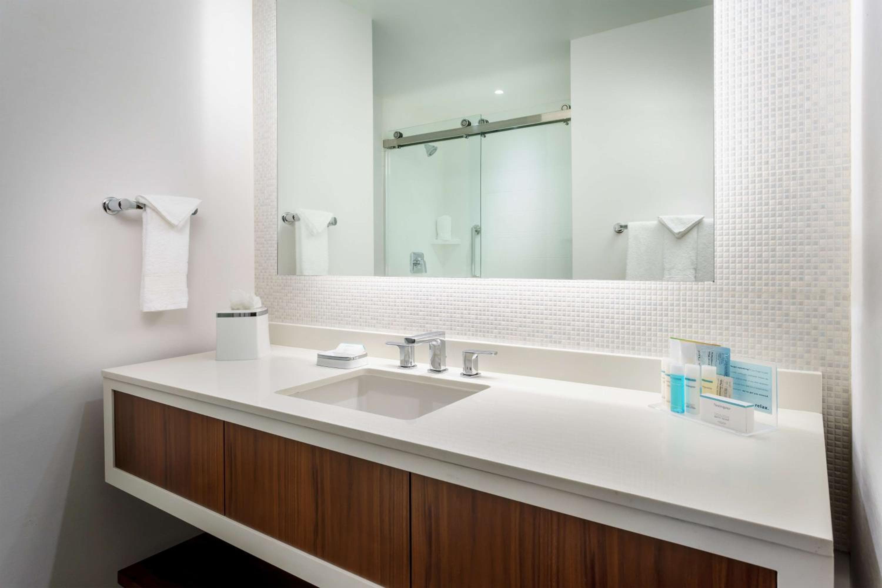 Hampton Inn & Suites Santa Monica — 23