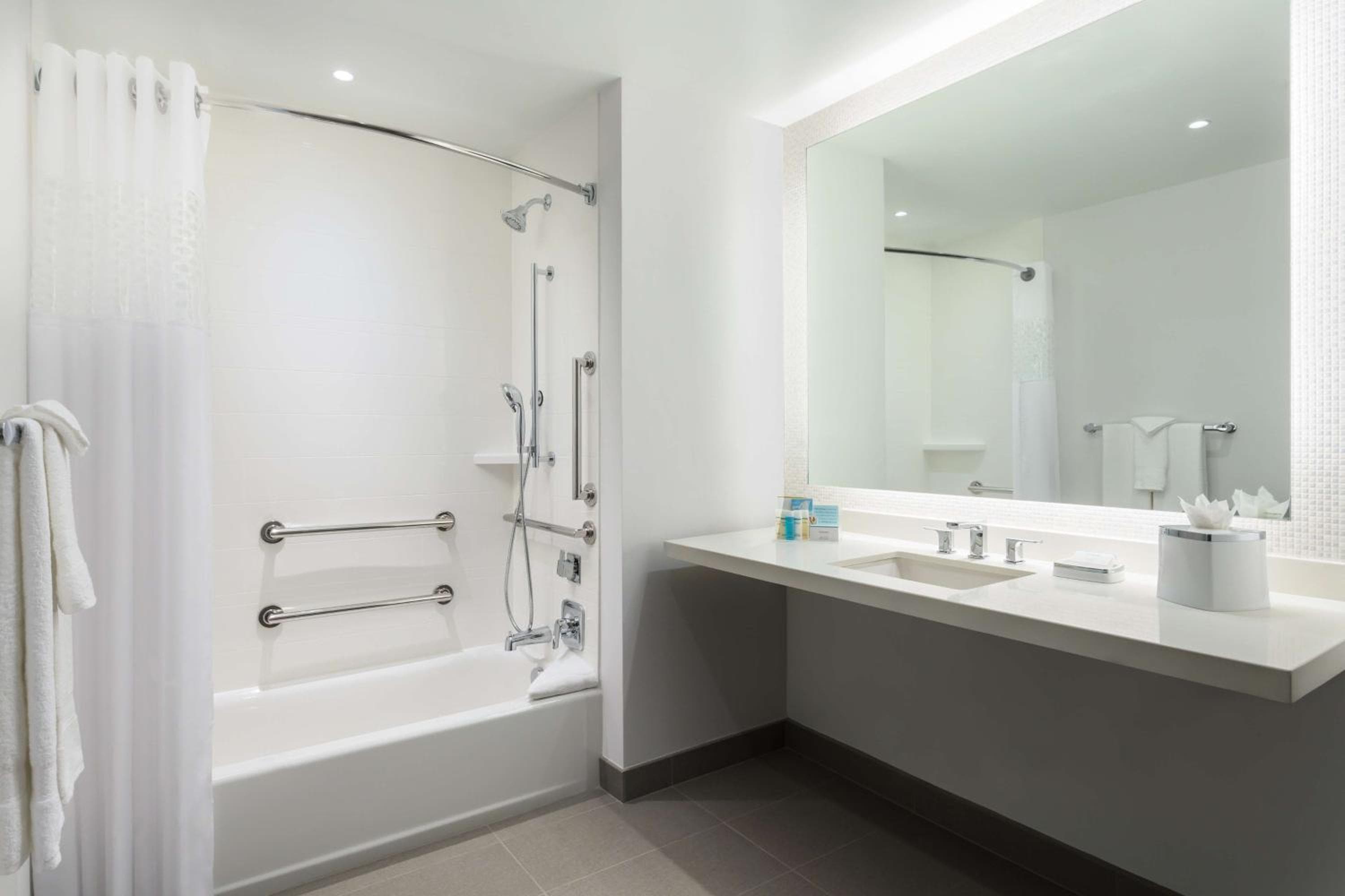 Hampton Inn & Suites Santa Monica — 13