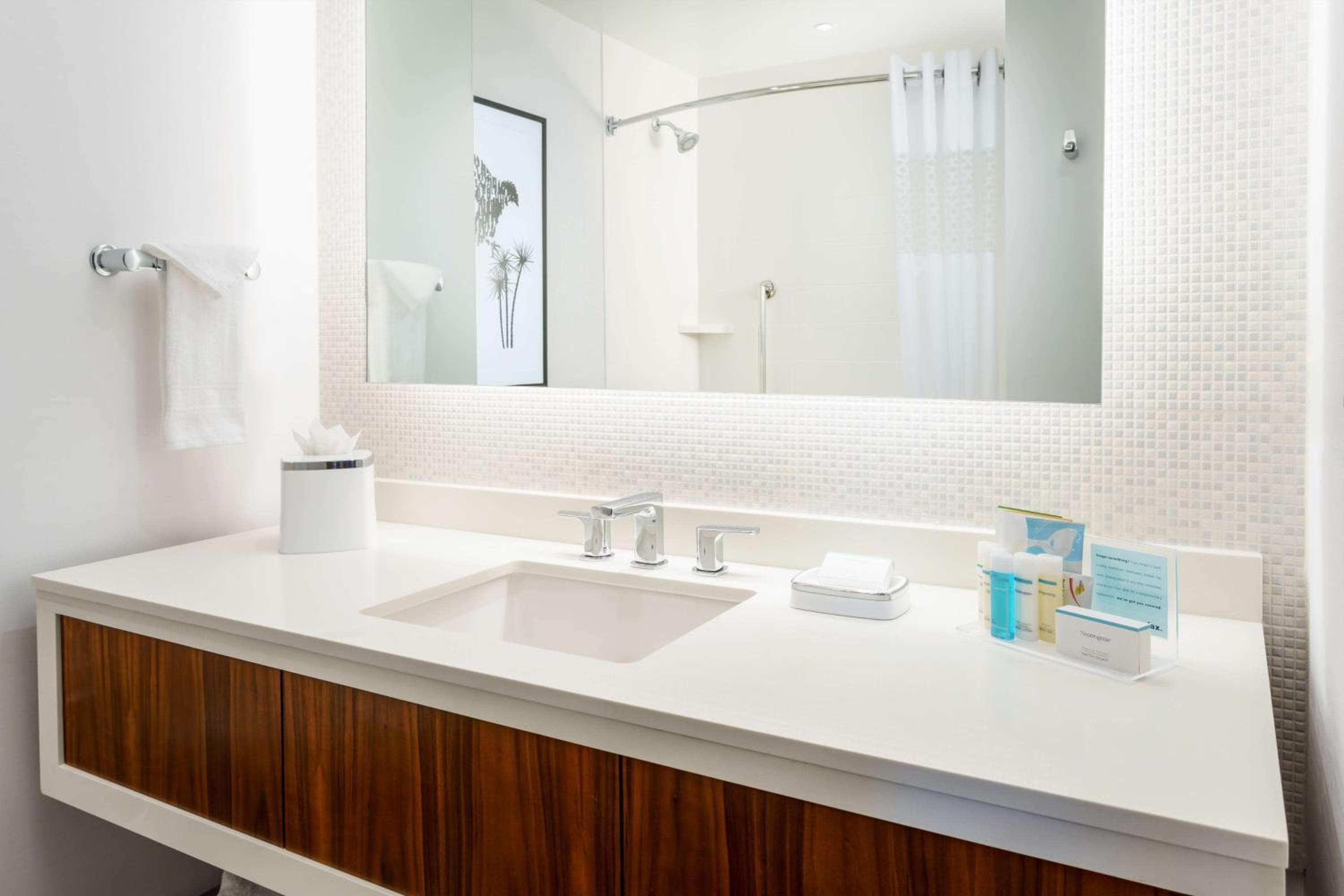 Hampton Inn & Suites Santa Monica — 2