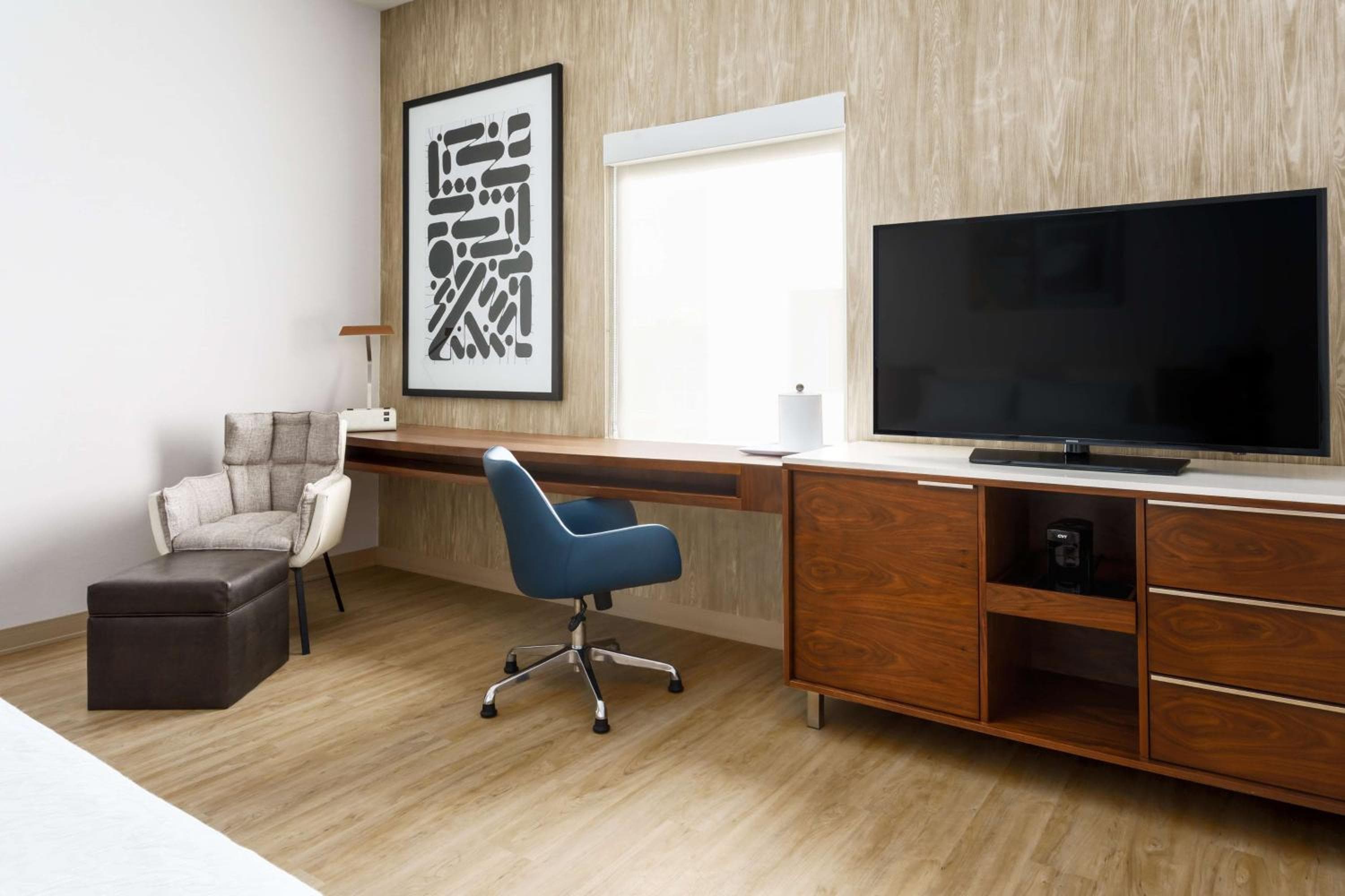 Hampton Inn & Suites Santa Monica — 8