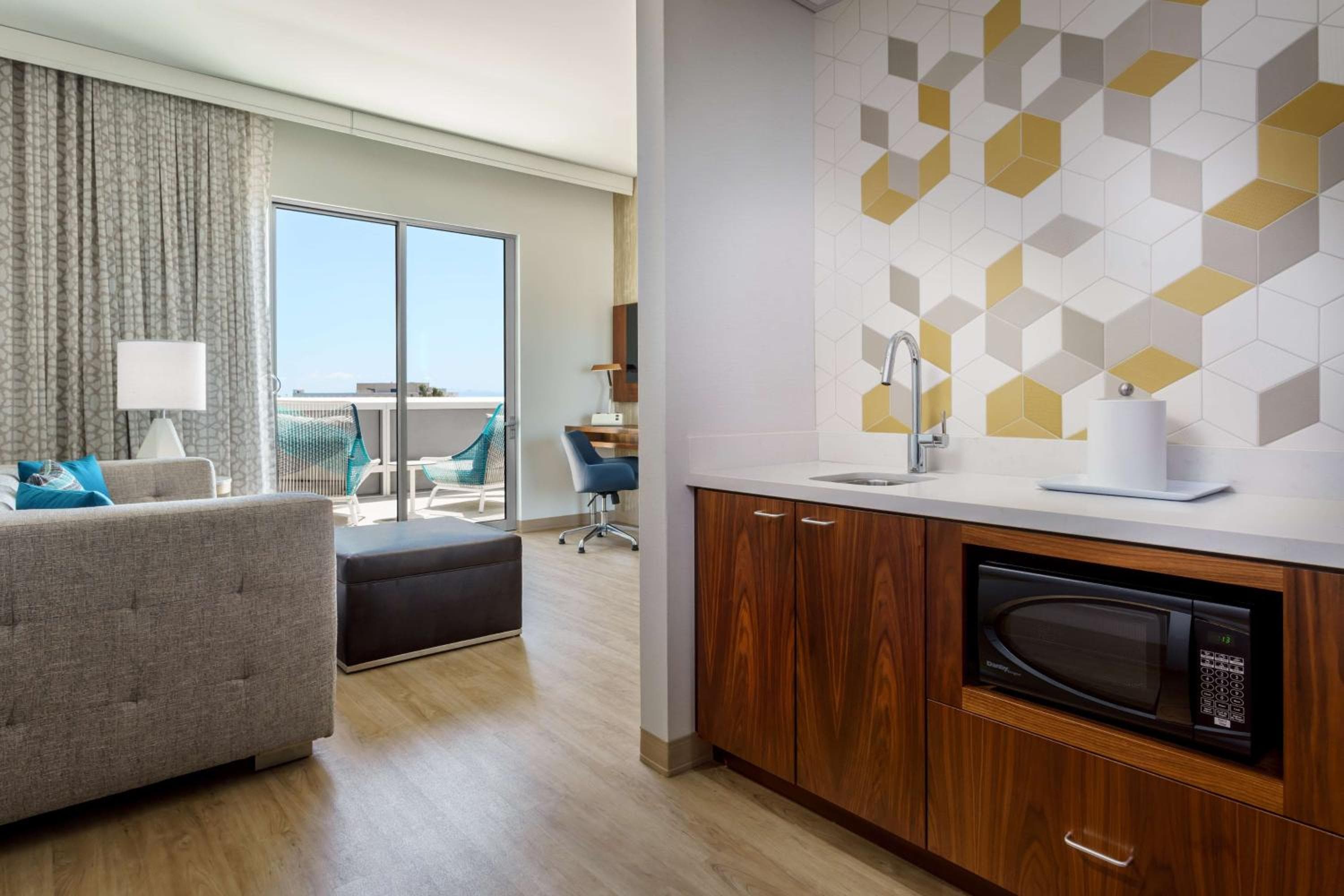 Hampton Inn & Suites Santa Monica — 18