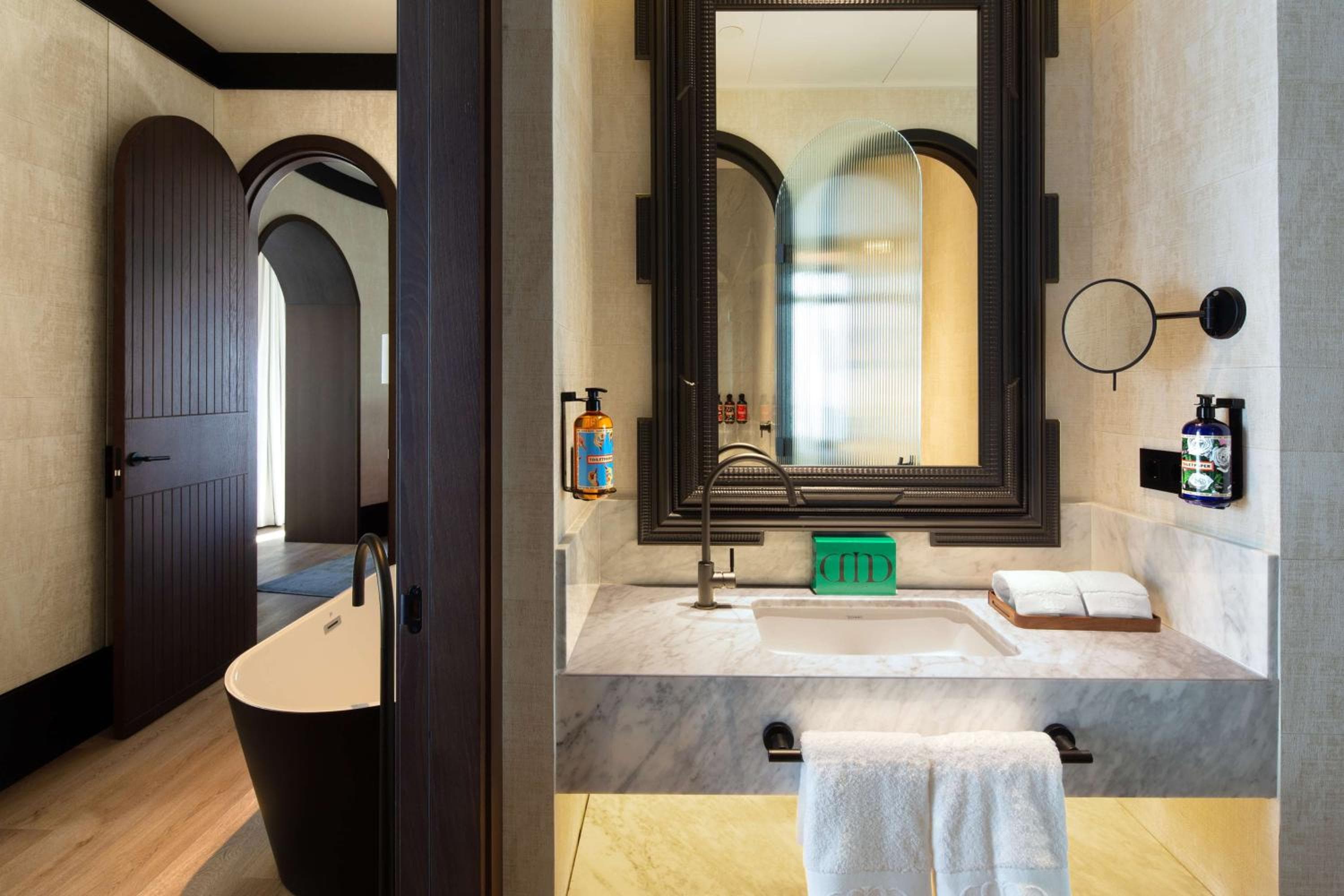 Hotel Montera Madrid, Curio Collection By Hilton — 10
