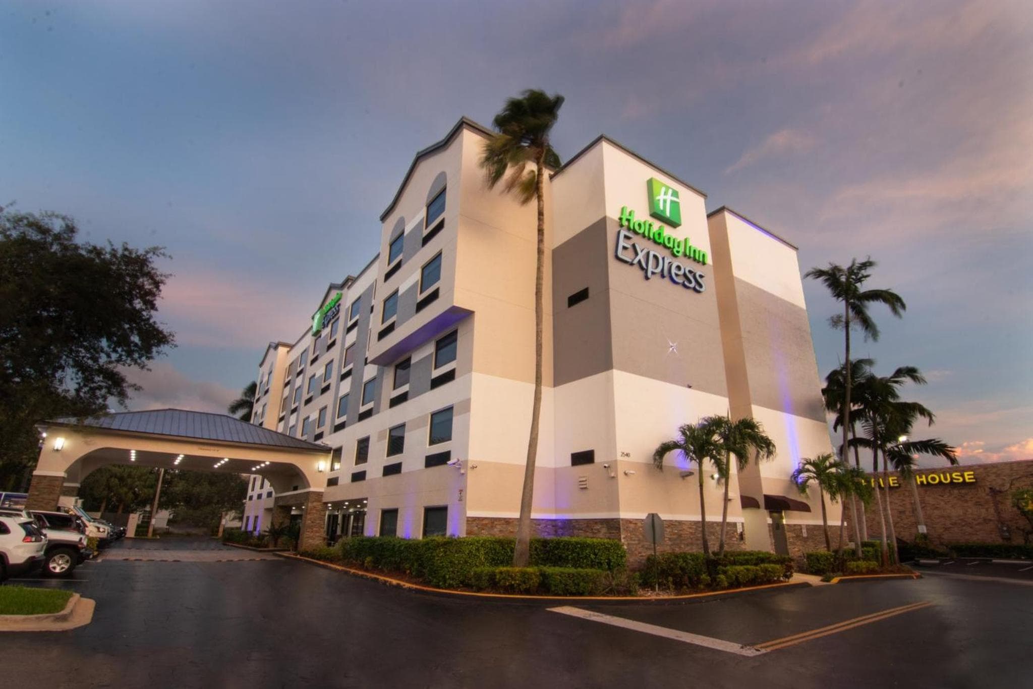 Holiday Inn Express and Suites Fort Lauderdale Airport West by IHG — 4
