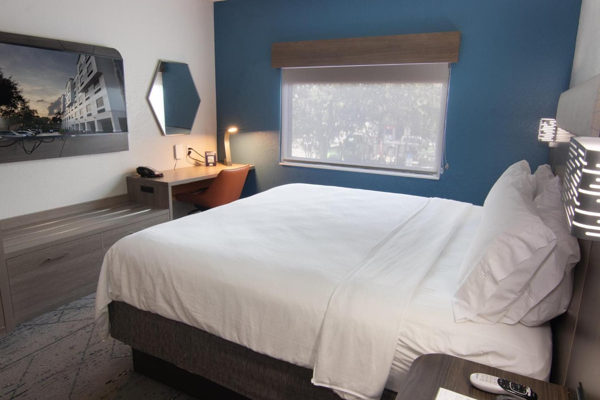 Holiday Inn Express and Suites Fort Lauderdale Airport West by IHG — 2
