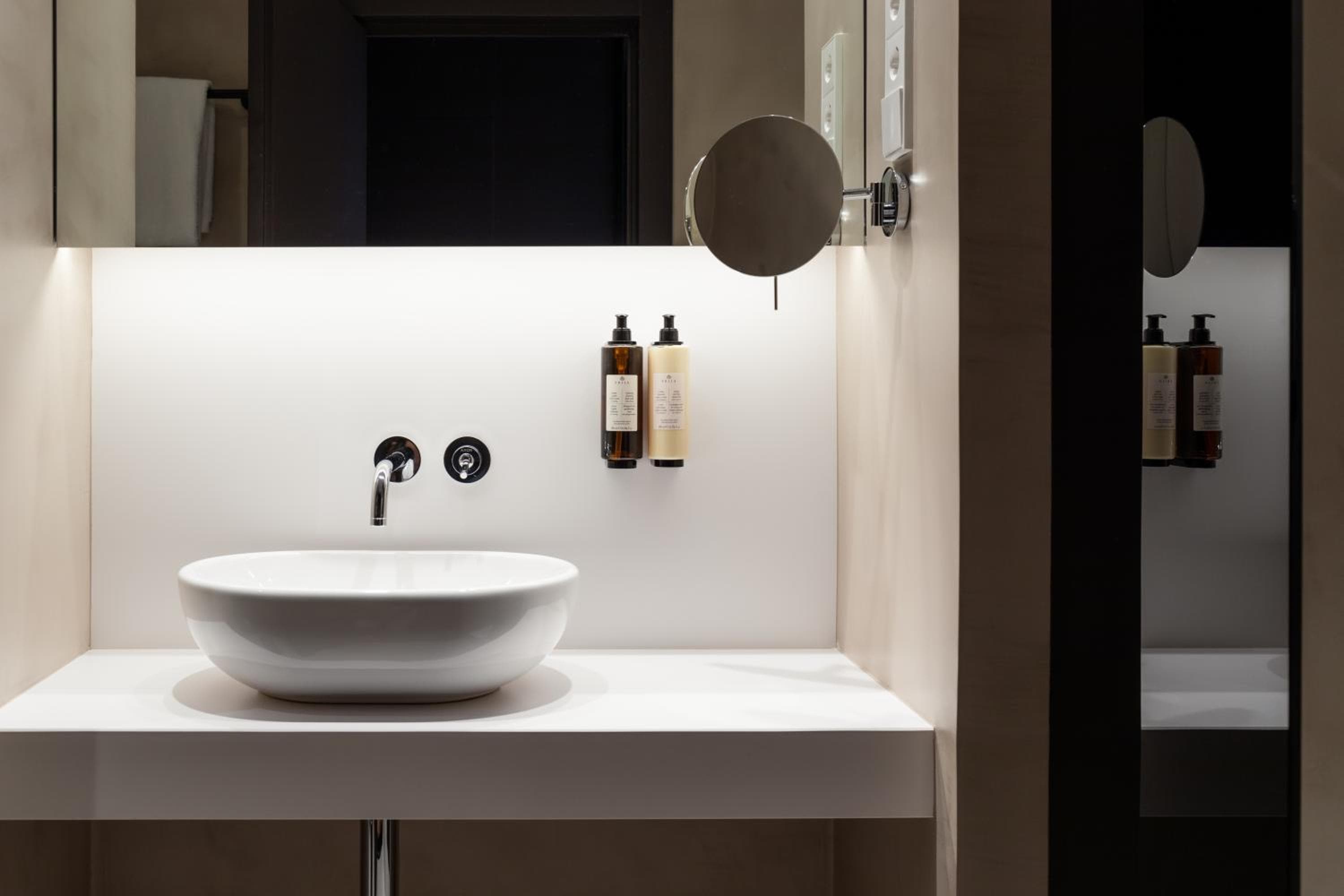 Alexandra Barcelona Hotel, Curio Collection by Hilton — 8