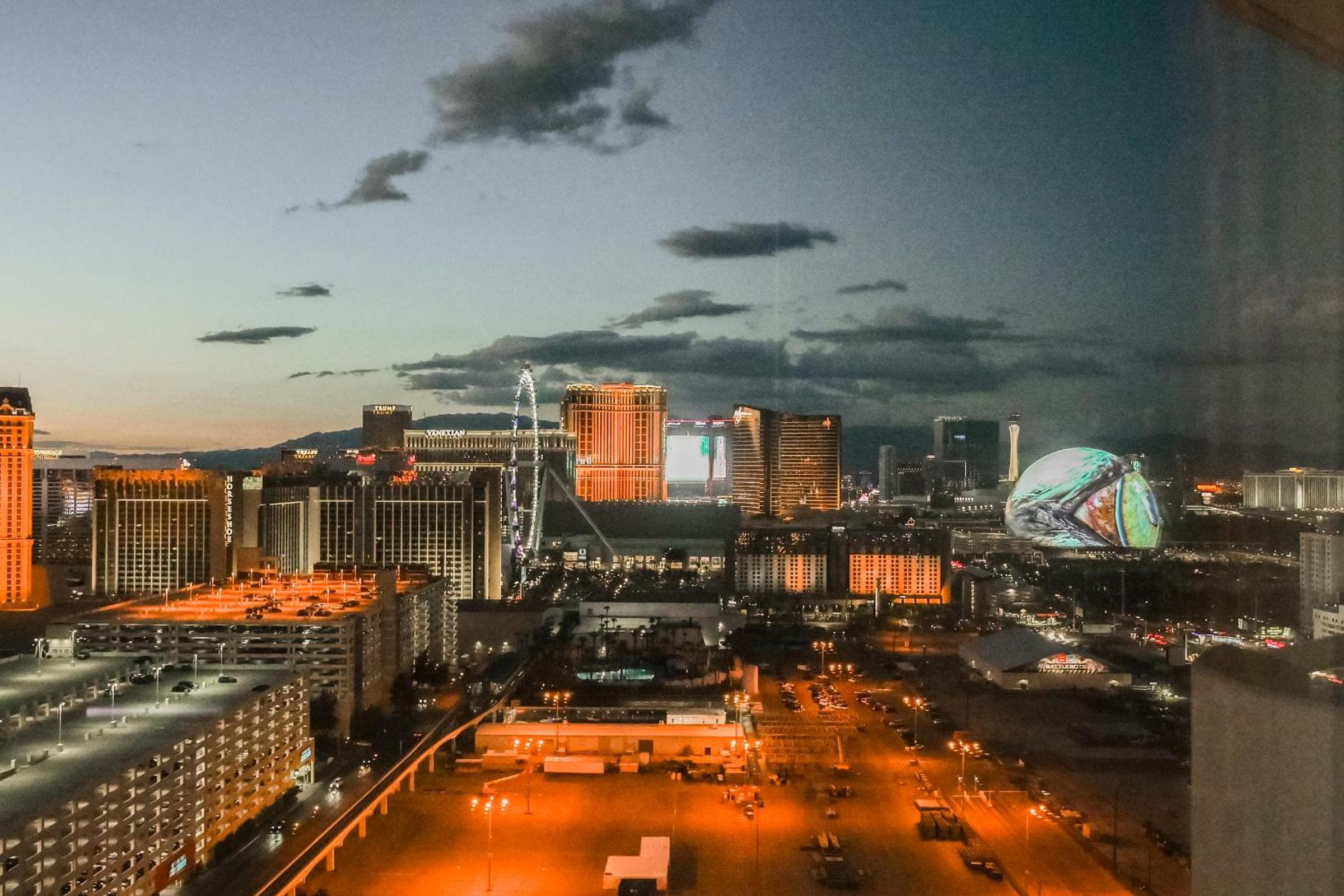 NO RESORT FEES-MGM StripView Adjoining Suites F1 View — 4