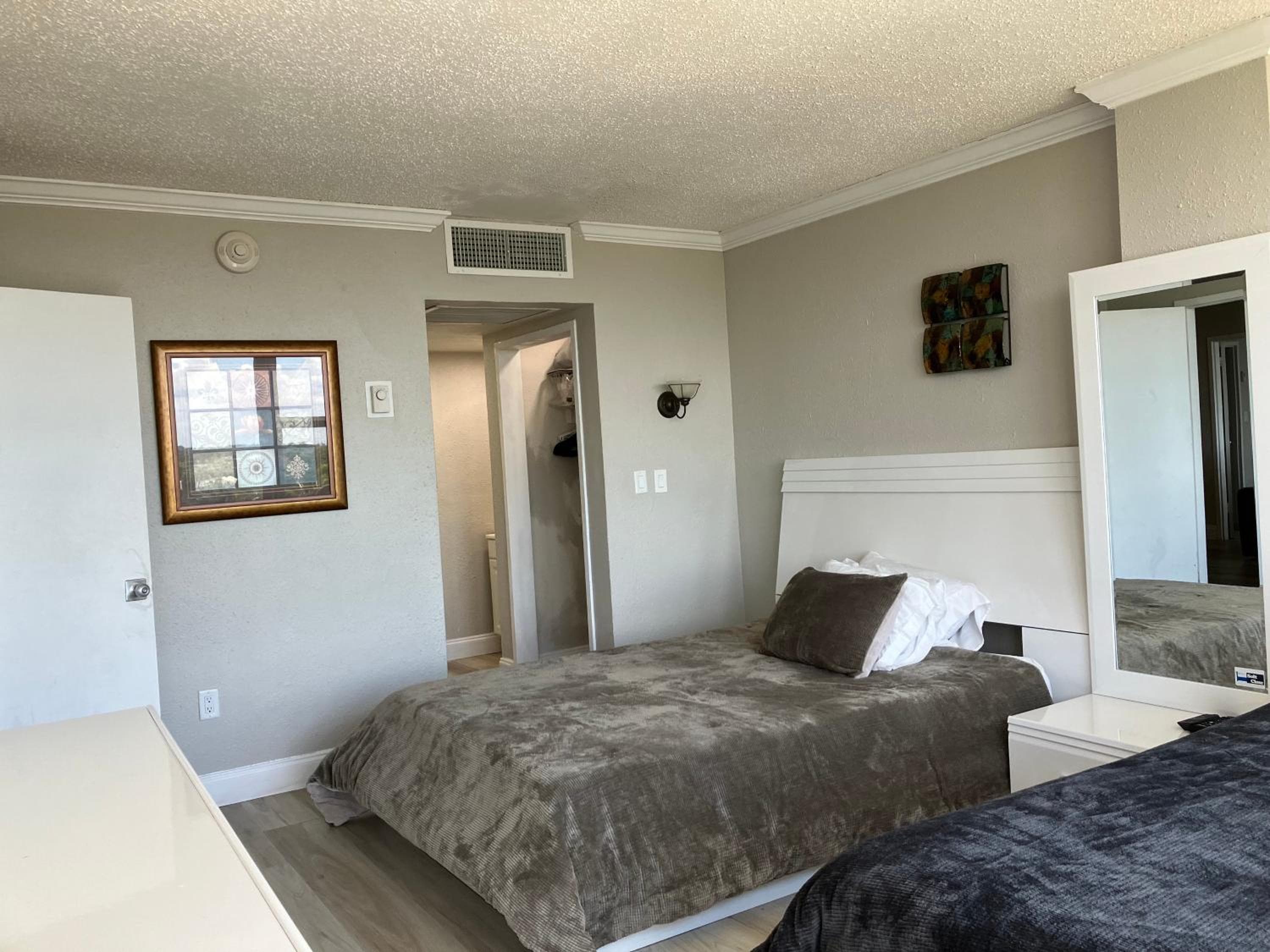 Oceanview on SAND located in Ocean Manor Resort Fort Lauderdale Beach 2 bed 2 bath spacious corner unit partial ocean view — 10