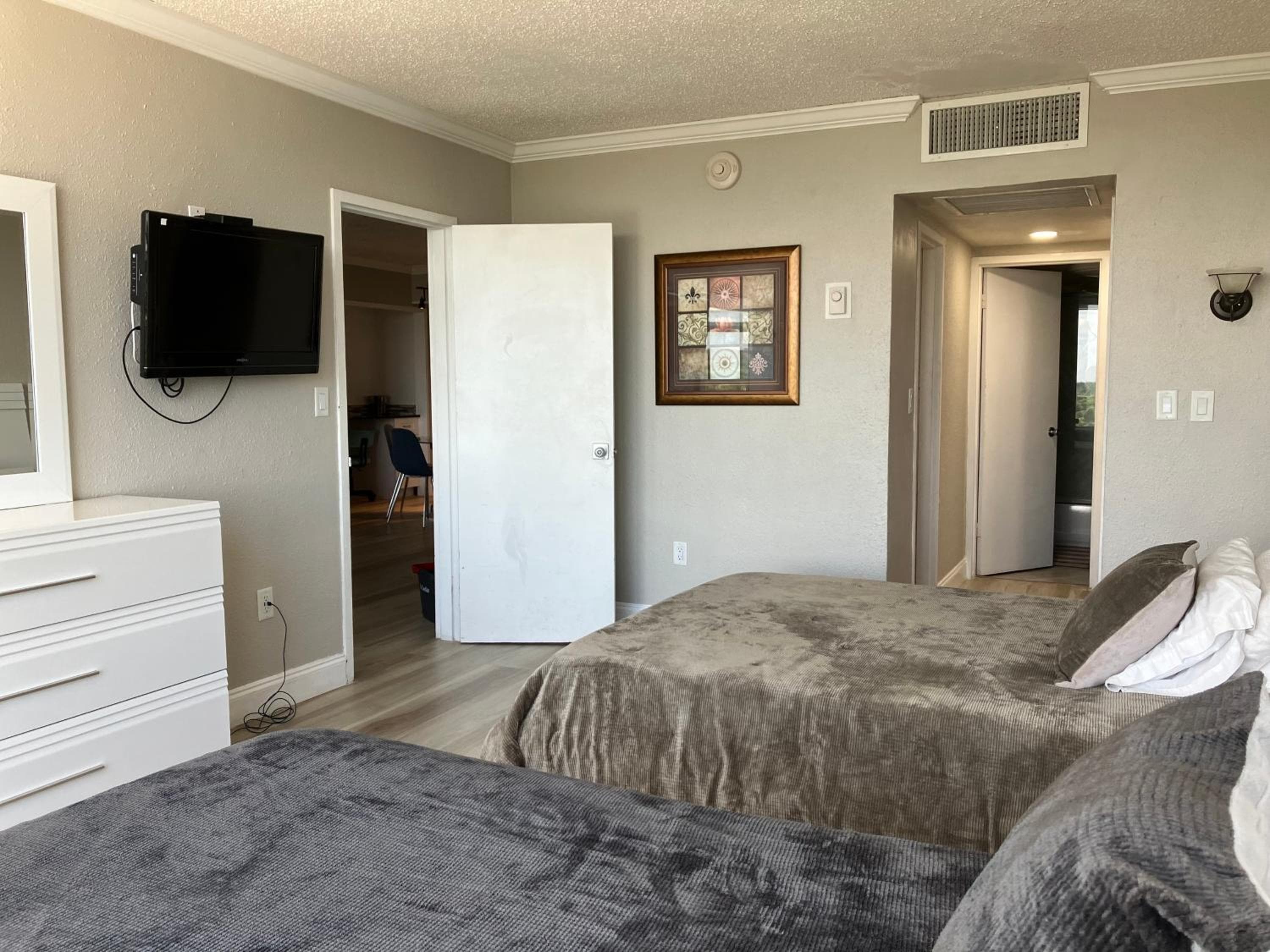 Oceanview on SAND located in Ocean Manor Resort Fort Lauderdale Beach 2 bed 2 bath spacious corner unit partial ocean view — 12