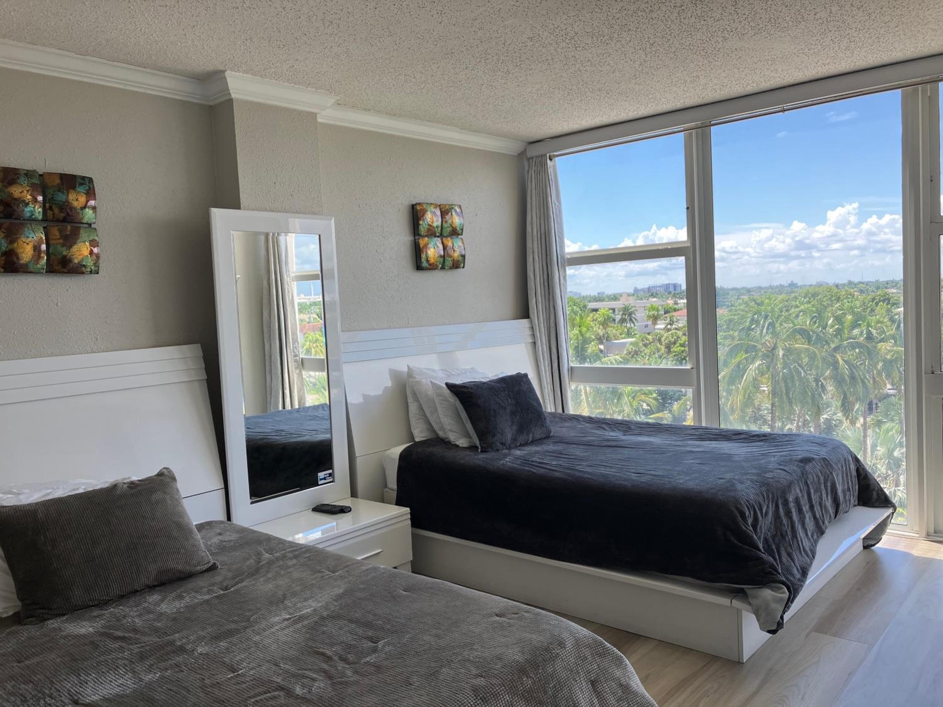 Oceanview on SAND located in Ocean Manor Resort Fort Lauderdale Beach 2 bed 2 bath spacious corner unit partial ocean view — 13