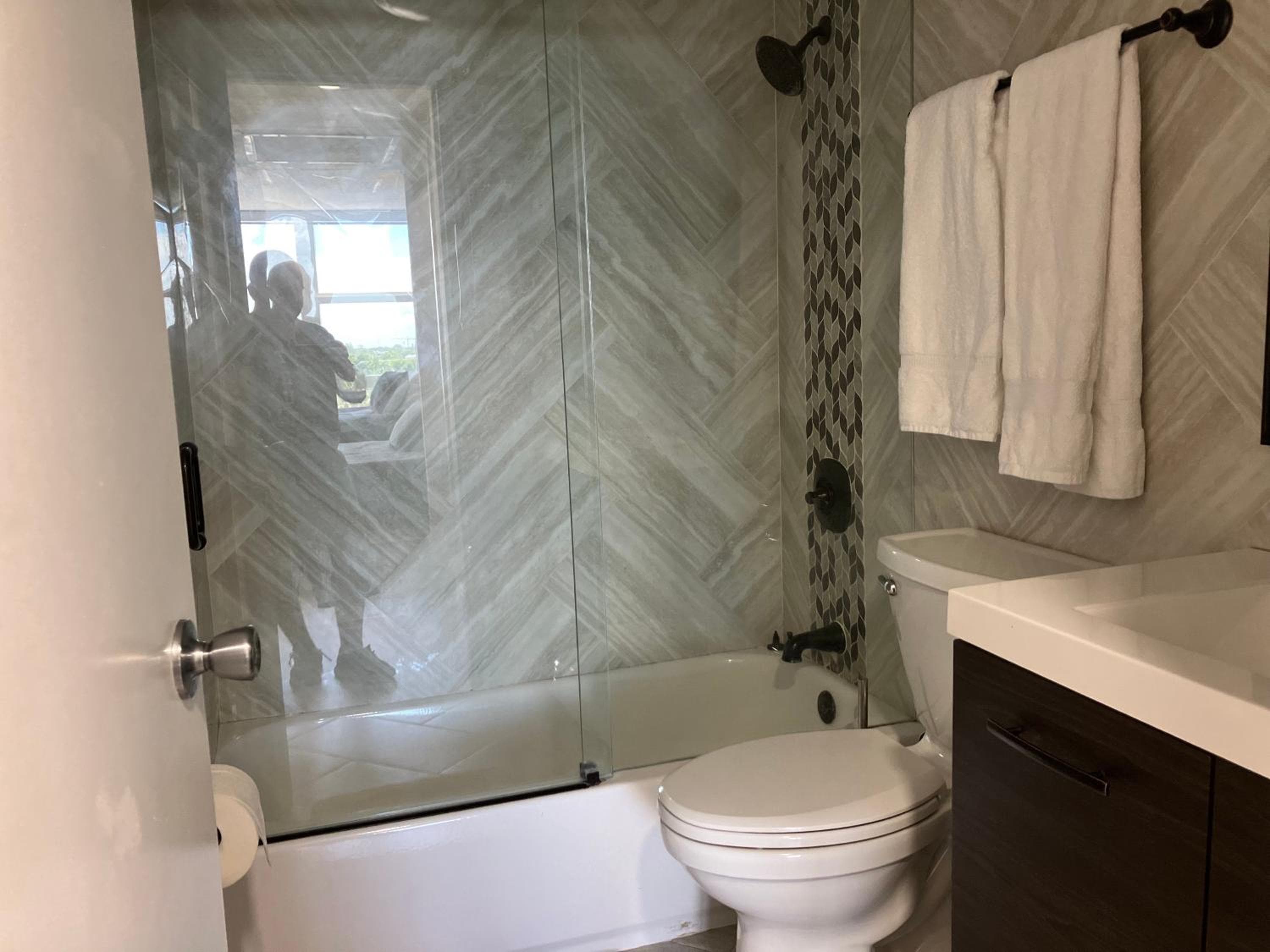 Oceanview on SAND located in Ocean Manor Resort Fort Lauderdale Beach 2 bed 2 bath spacious corner unit partial ocean view — 14