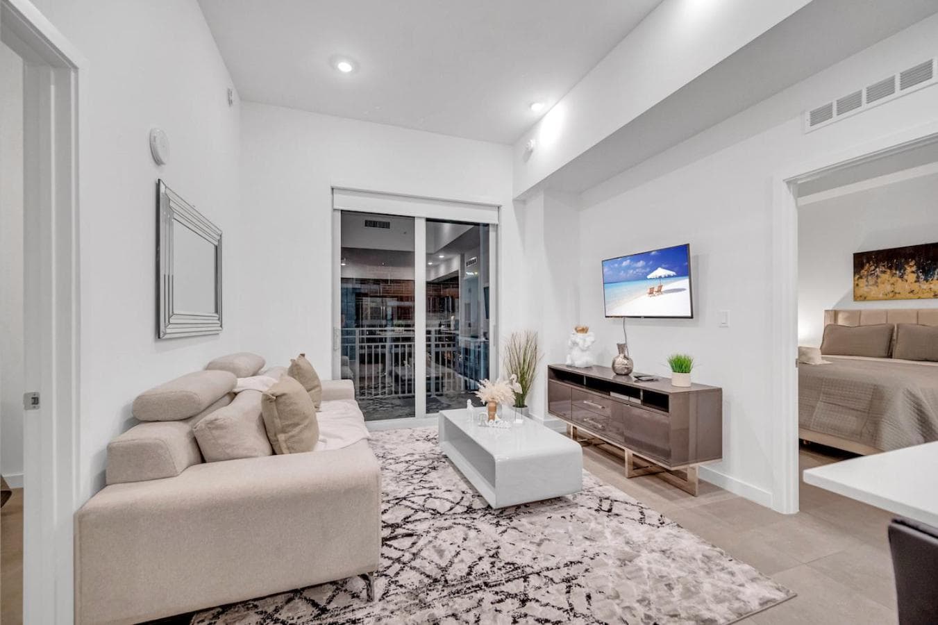 Modern Unit in the Heart of Downtown Miami With Free Parking — 3
