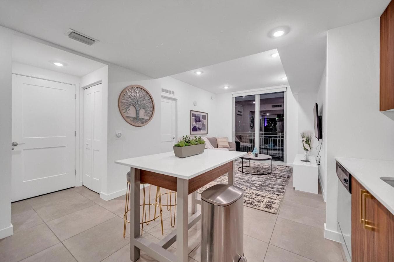 Exclusive Condo in Downtown Miami With Pool Views and Free Parking — 14