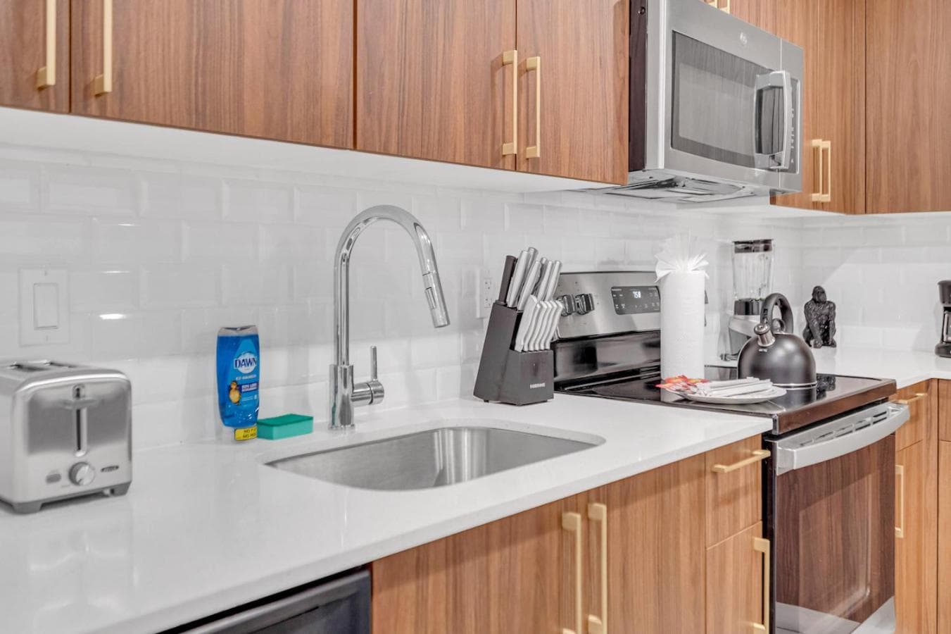 Exclusive Condo in Downtown Miami With Pool Views and Free Parking — 2