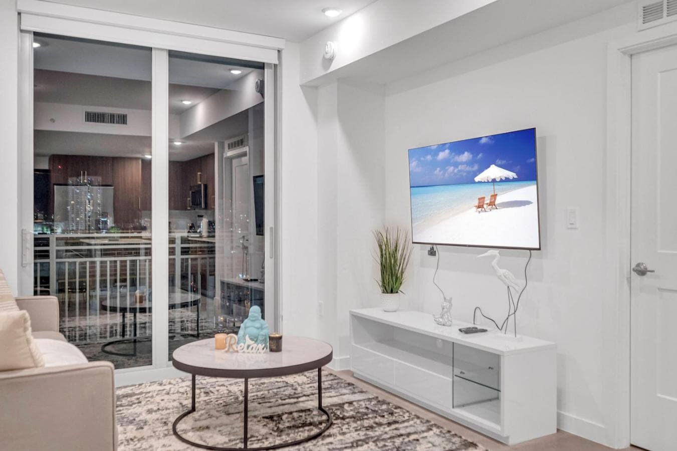 Exclusive Condo in Downtown Miami With Pool Views and Free Parking — 7