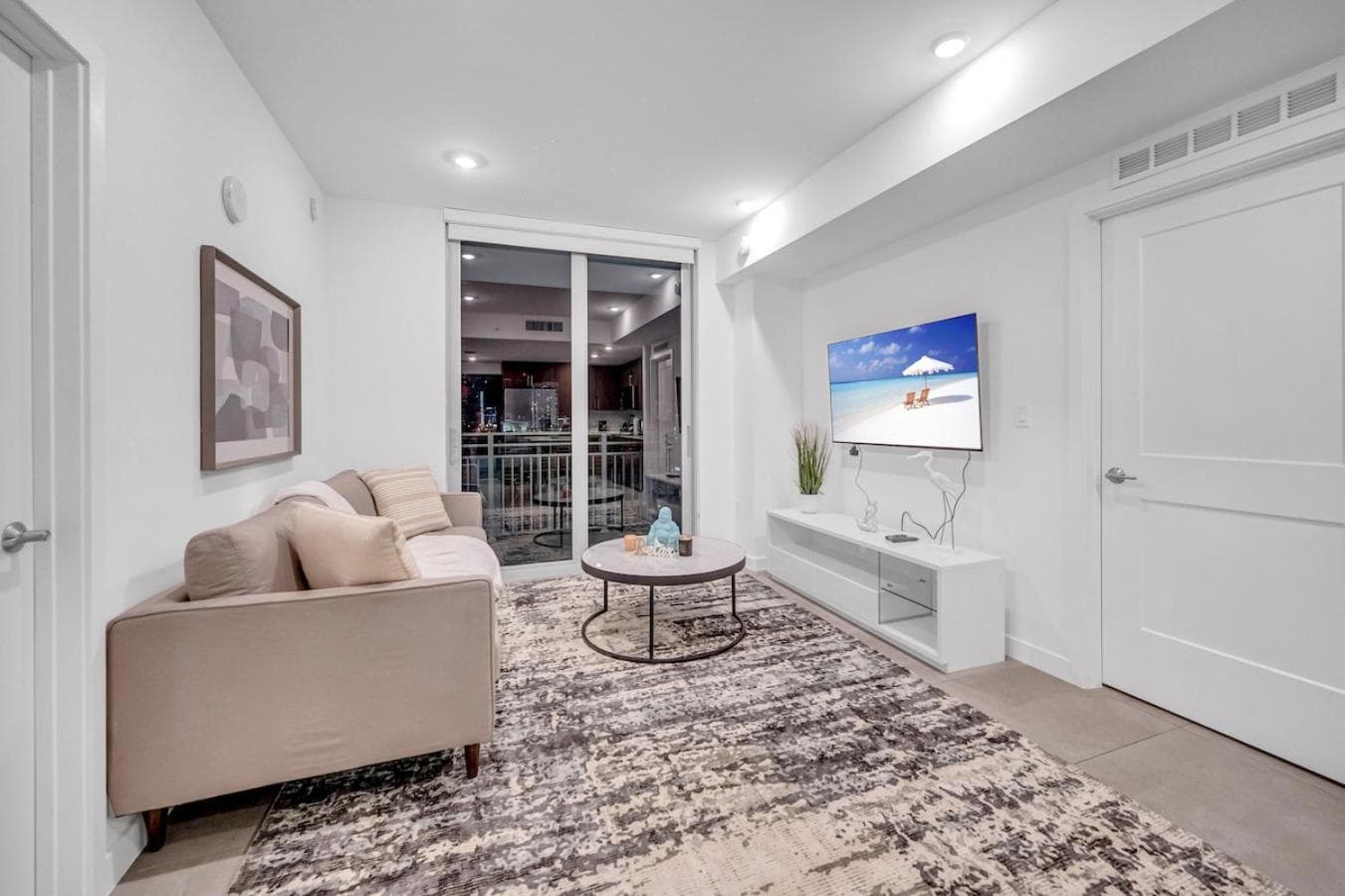 Exclusive Condo in Downtown Miami With Pool Views and Free Parking — 23