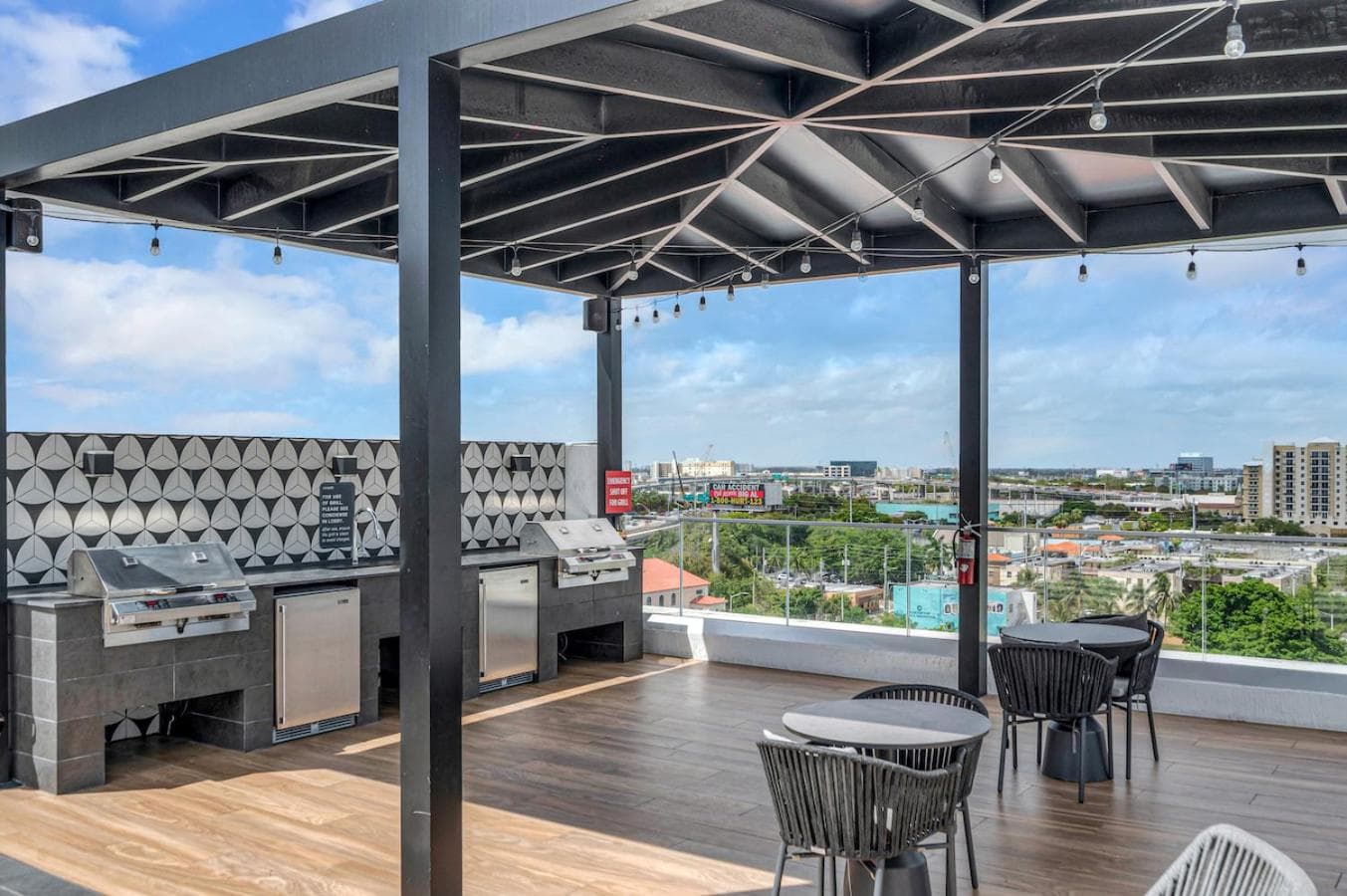 Exclusive Condo in Downtown Miami With Pool Views and Free Parking — 13