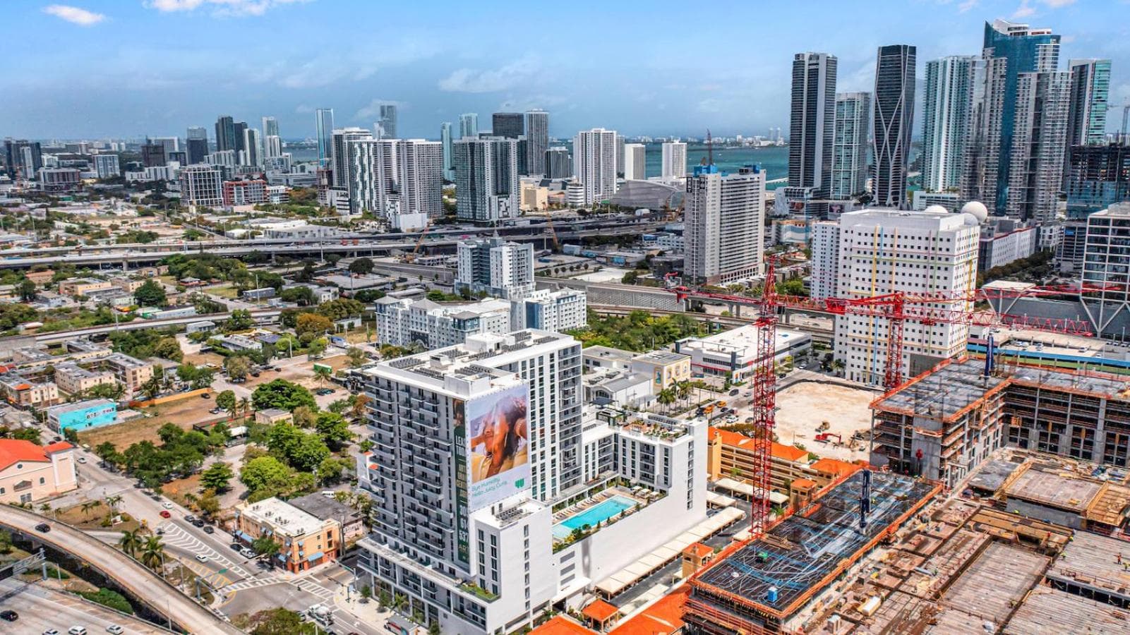Condominio exclusivo en el centro de Miami con vistas a la piscina y estacionamiento gratuito — 1