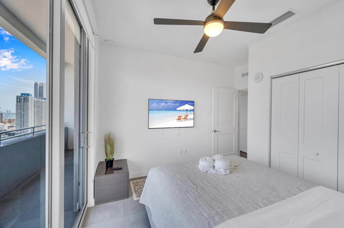 Modern 2 Bed Mins from Brickell With Free Parking — 25