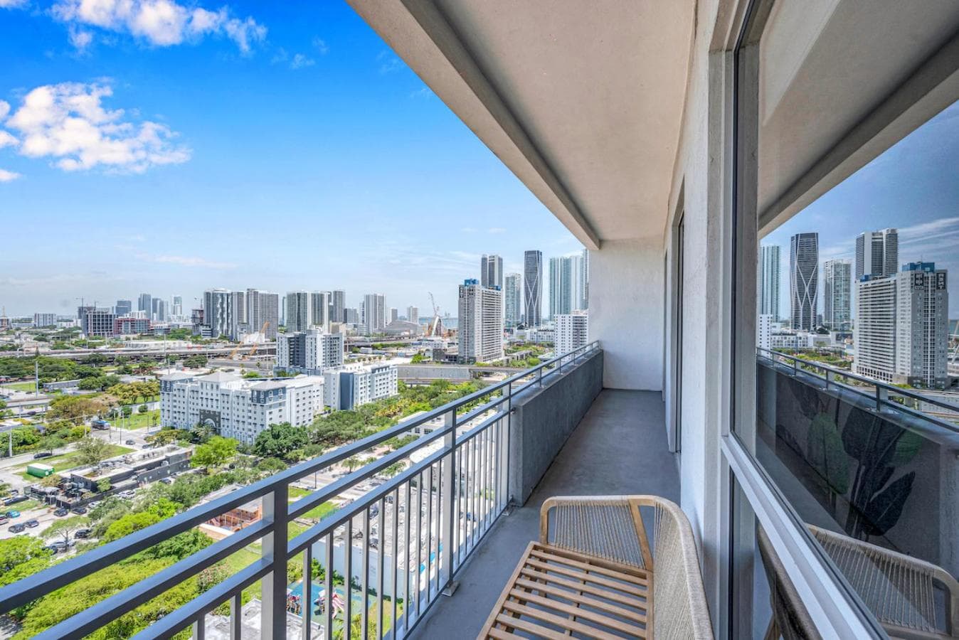 Modern 2 Bed Mins from Brickell With Free Parking — 15