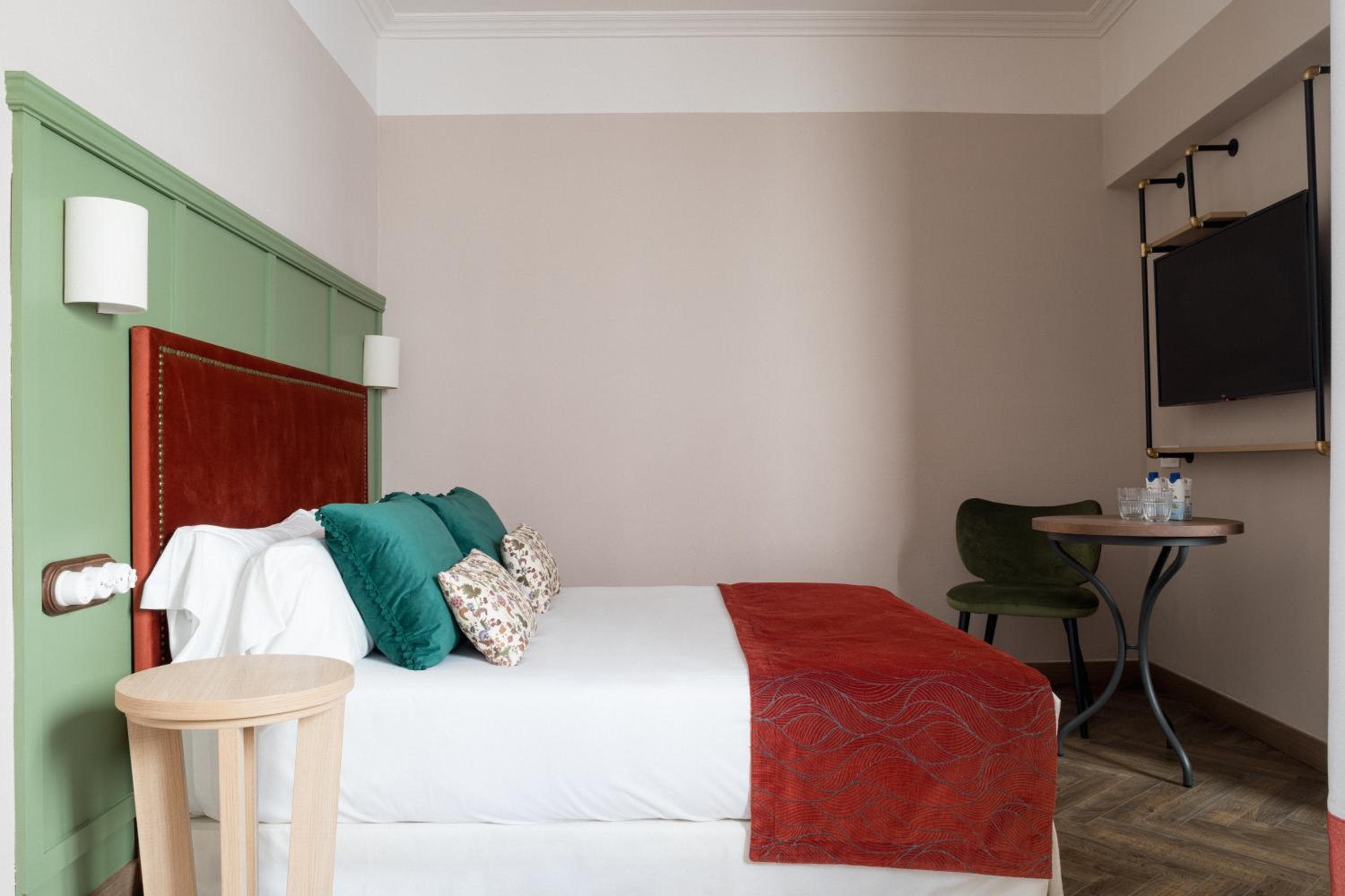 El Hotel Honesto San Pedro — 23
