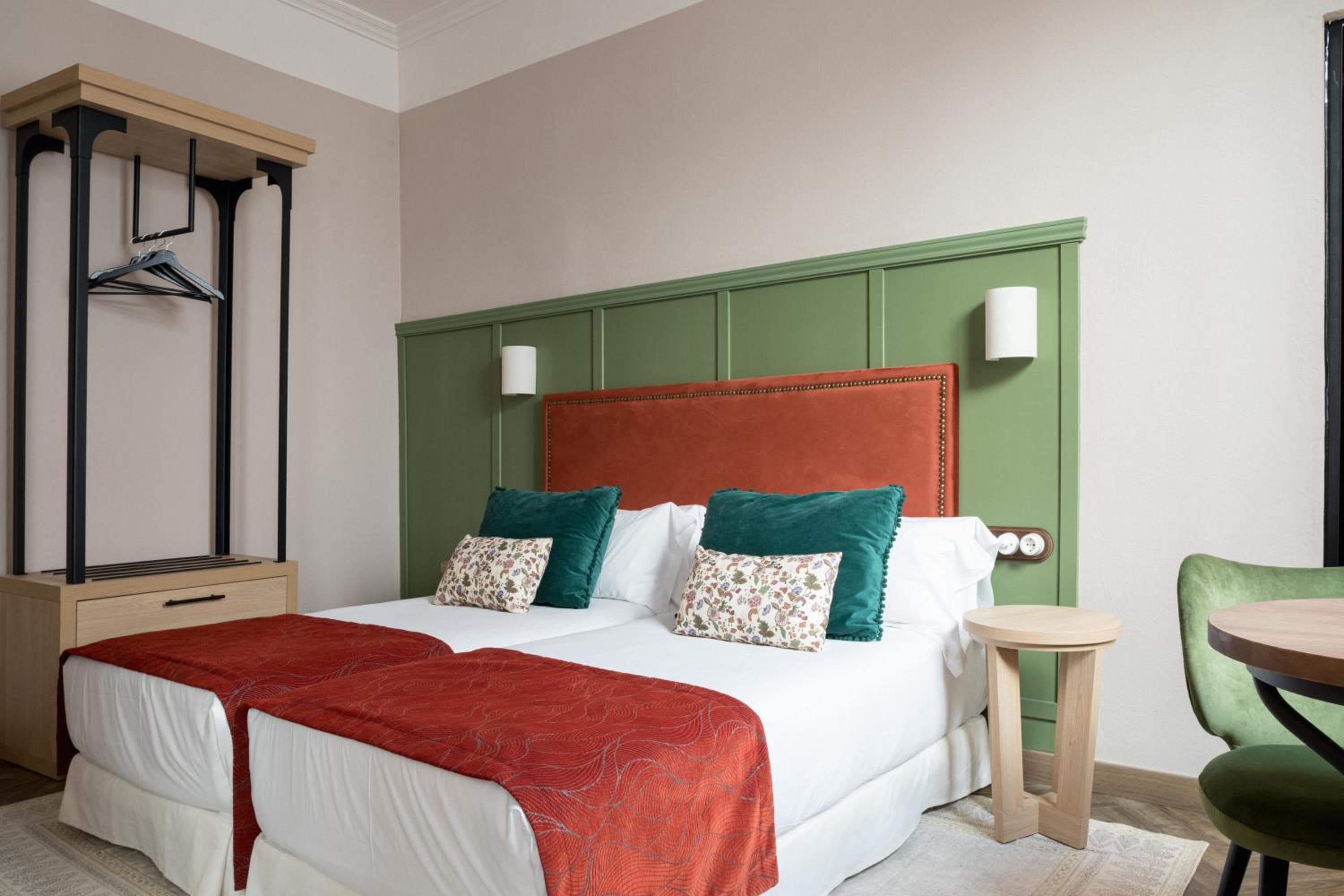 El Hotel Honesto San Pedro — 17