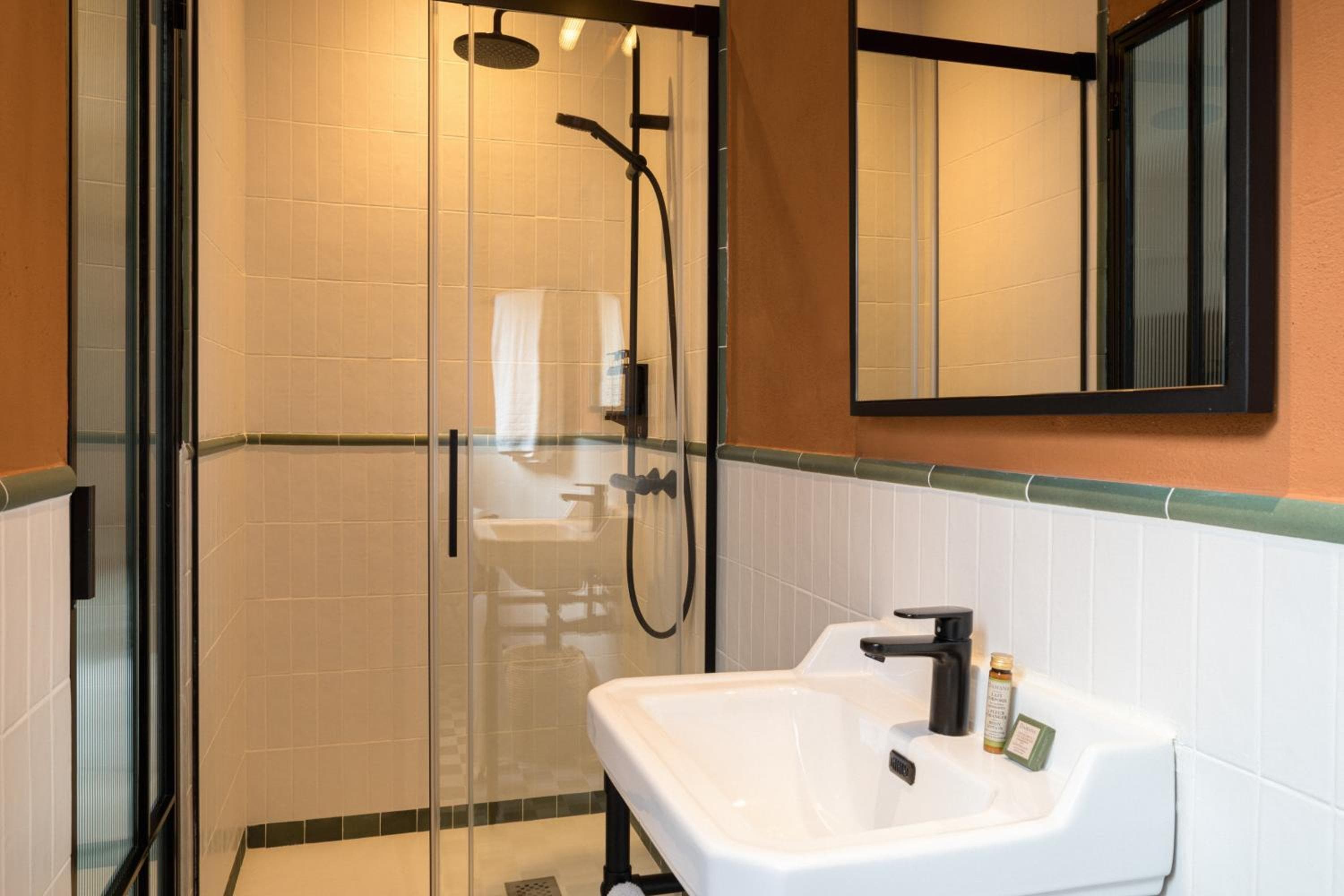 El Hotel Honesto San Pedro — 24