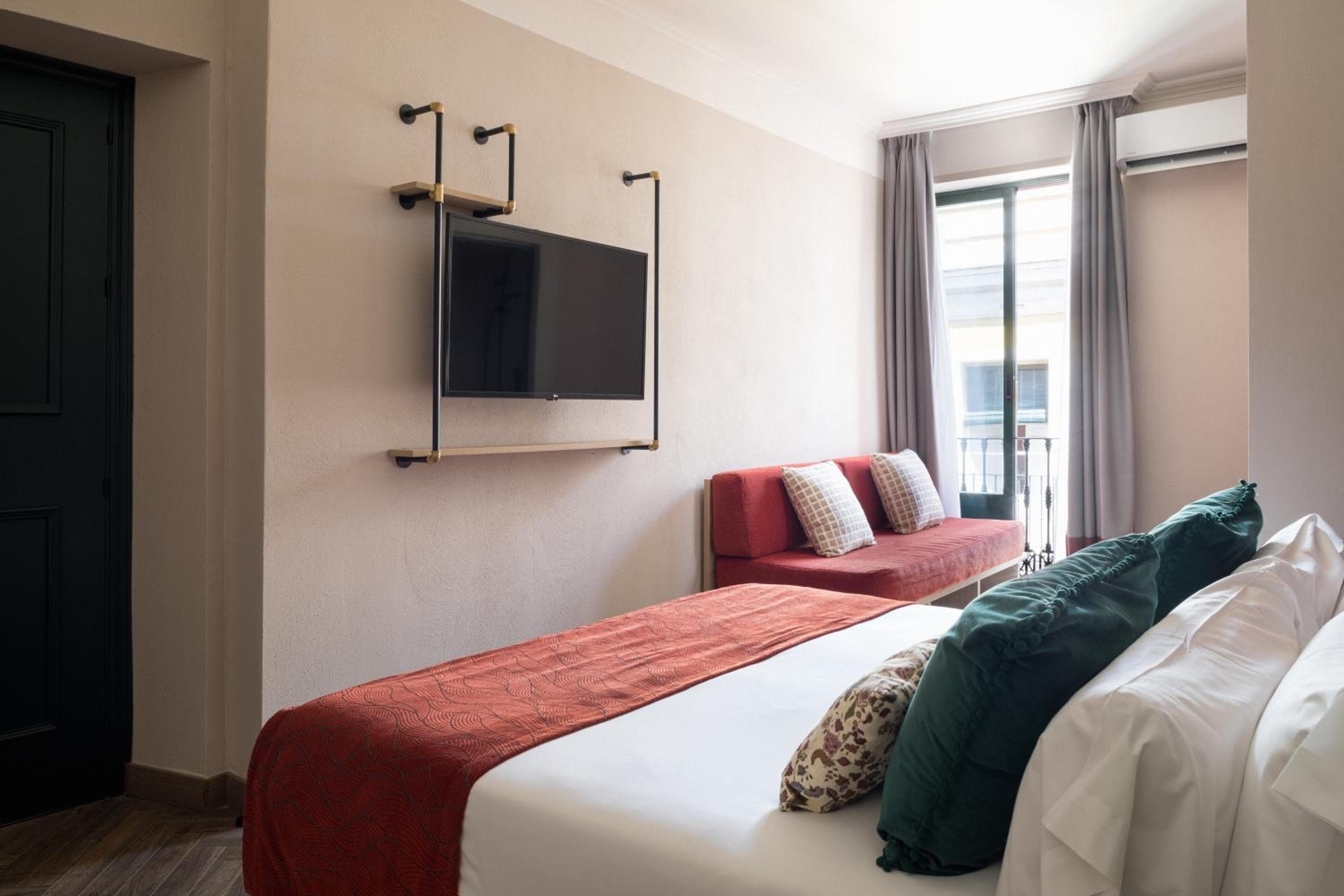 El Hotel Honesto San Pedro — 30