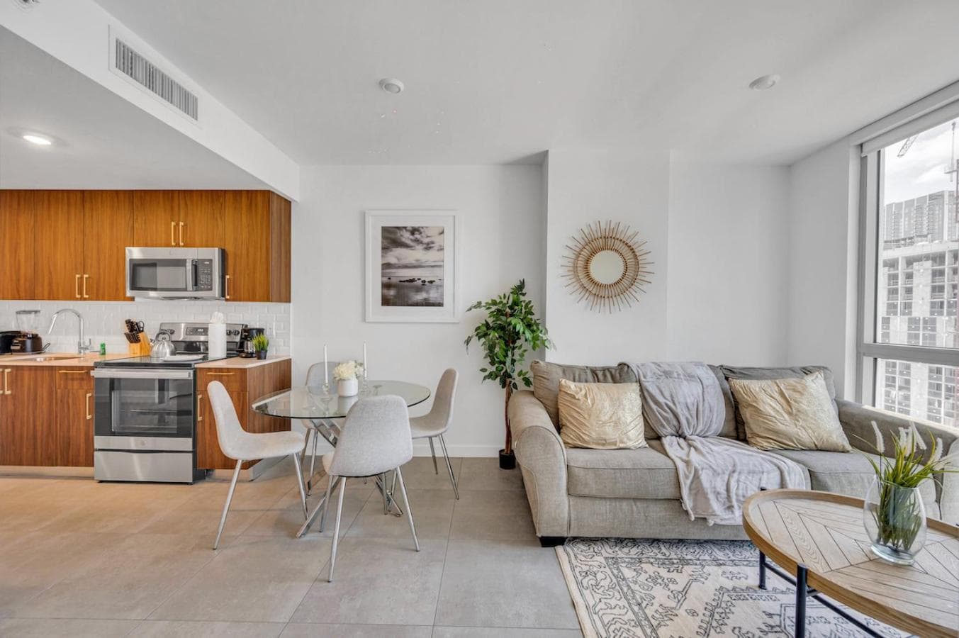 Beautiful Unit with Amazing View & Free Parking — 25