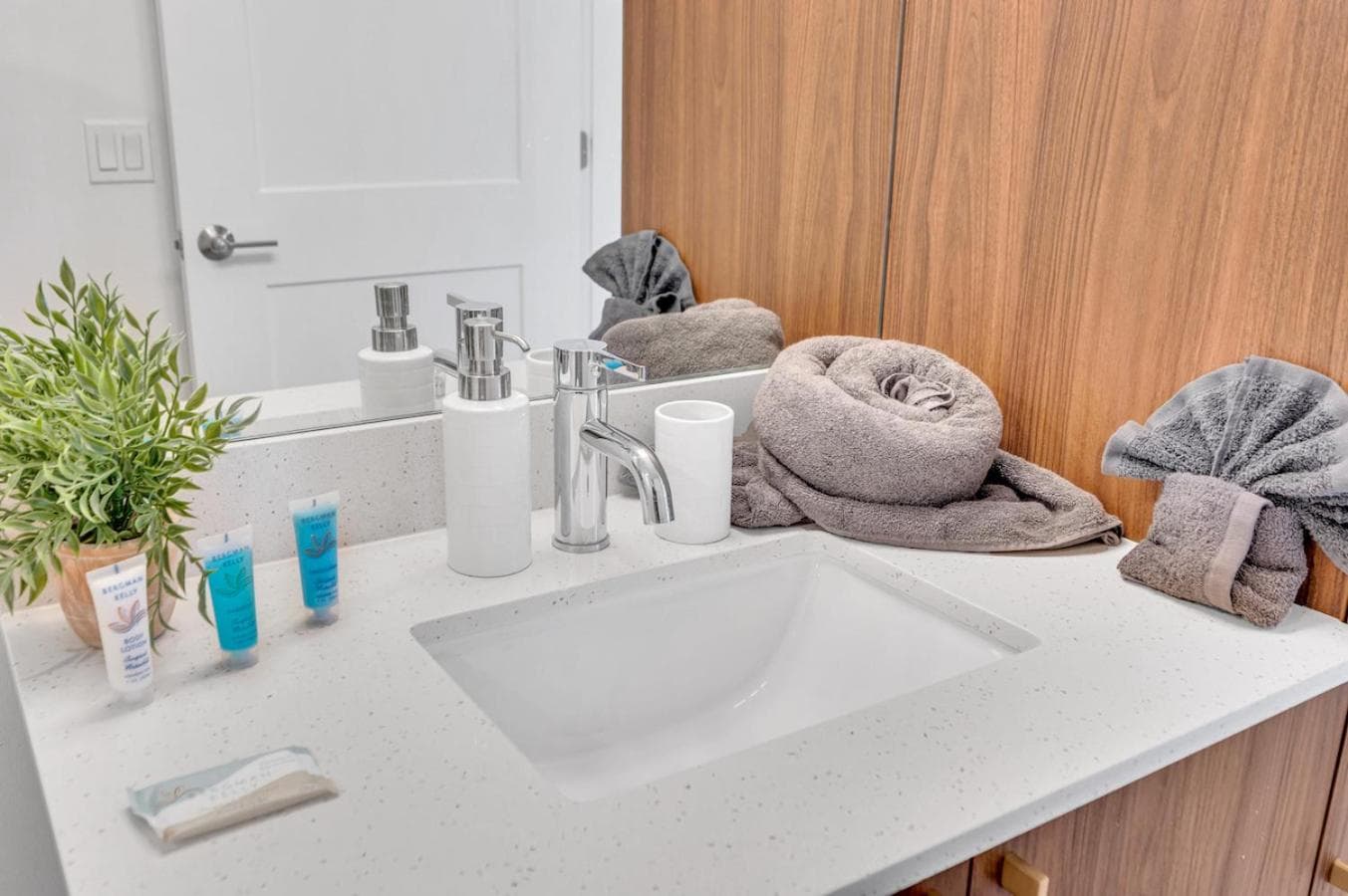 Beautiful Unit with Amazing View & Free Parking — 27