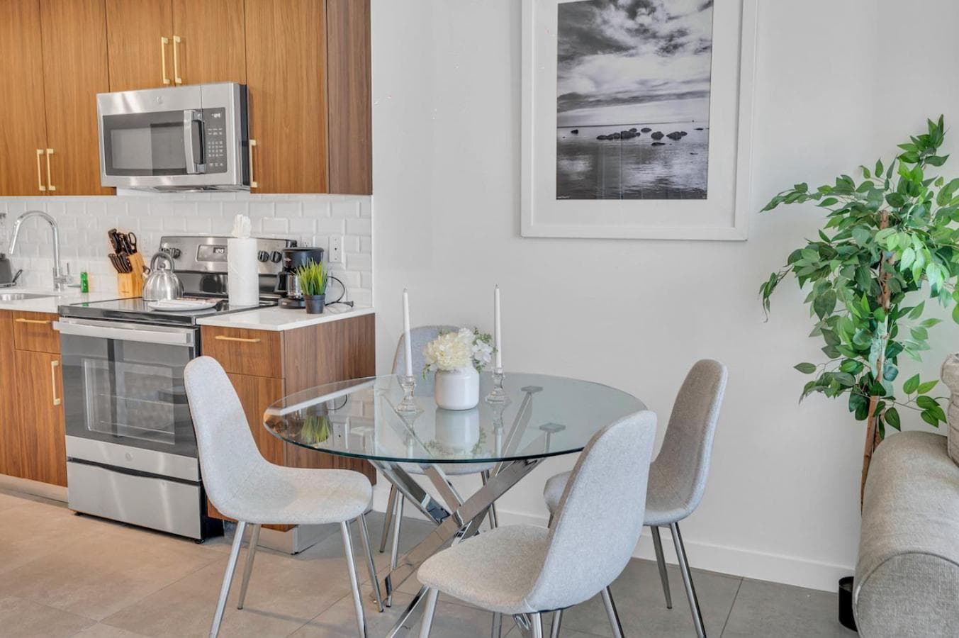Beautiful Unit with Amazing View & Free Parking — 20