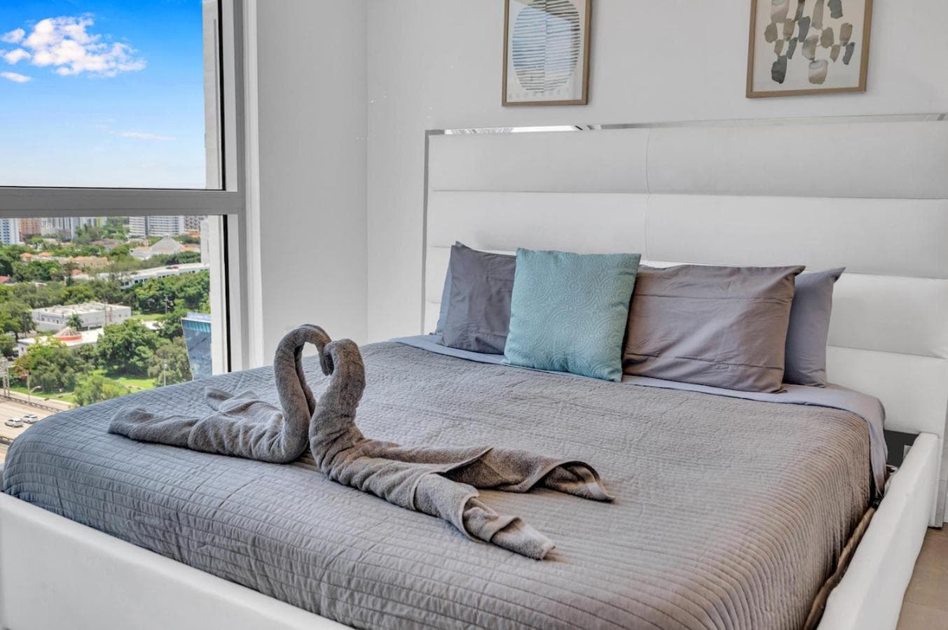Beautiful Unit with Amazing View & Free Parking — 21