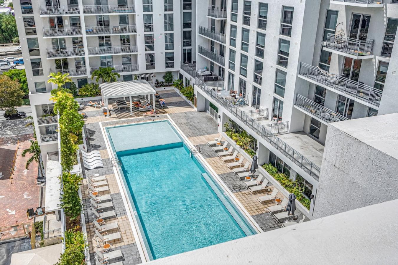 Beautiful Unit with Amazing View & Free Parking — 10