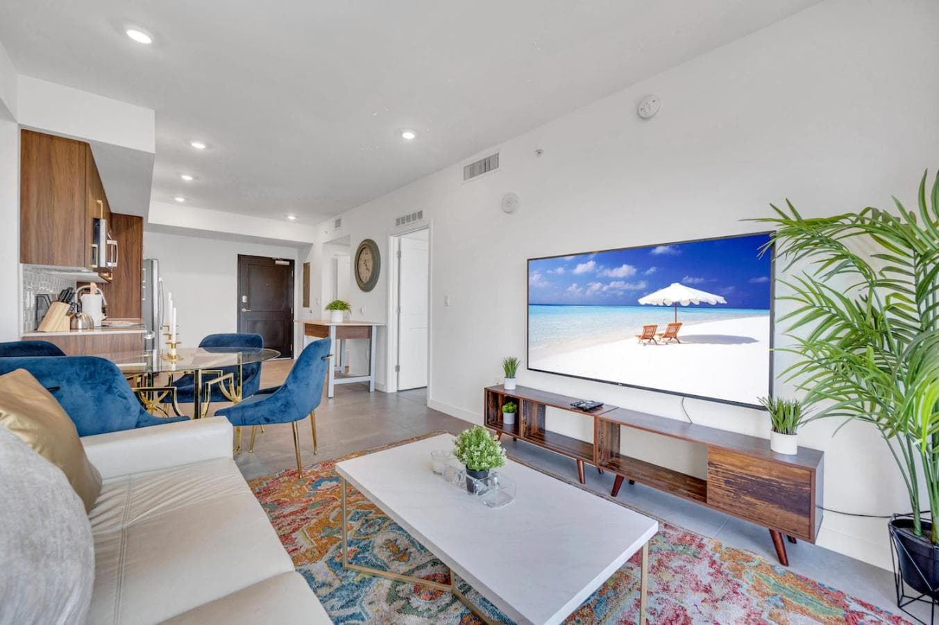 Beautiful Property with King Bed & Free Parking — 16