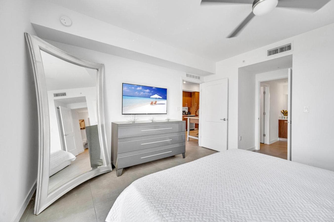 Beautiful Property with King Bed & Free Parking — 21