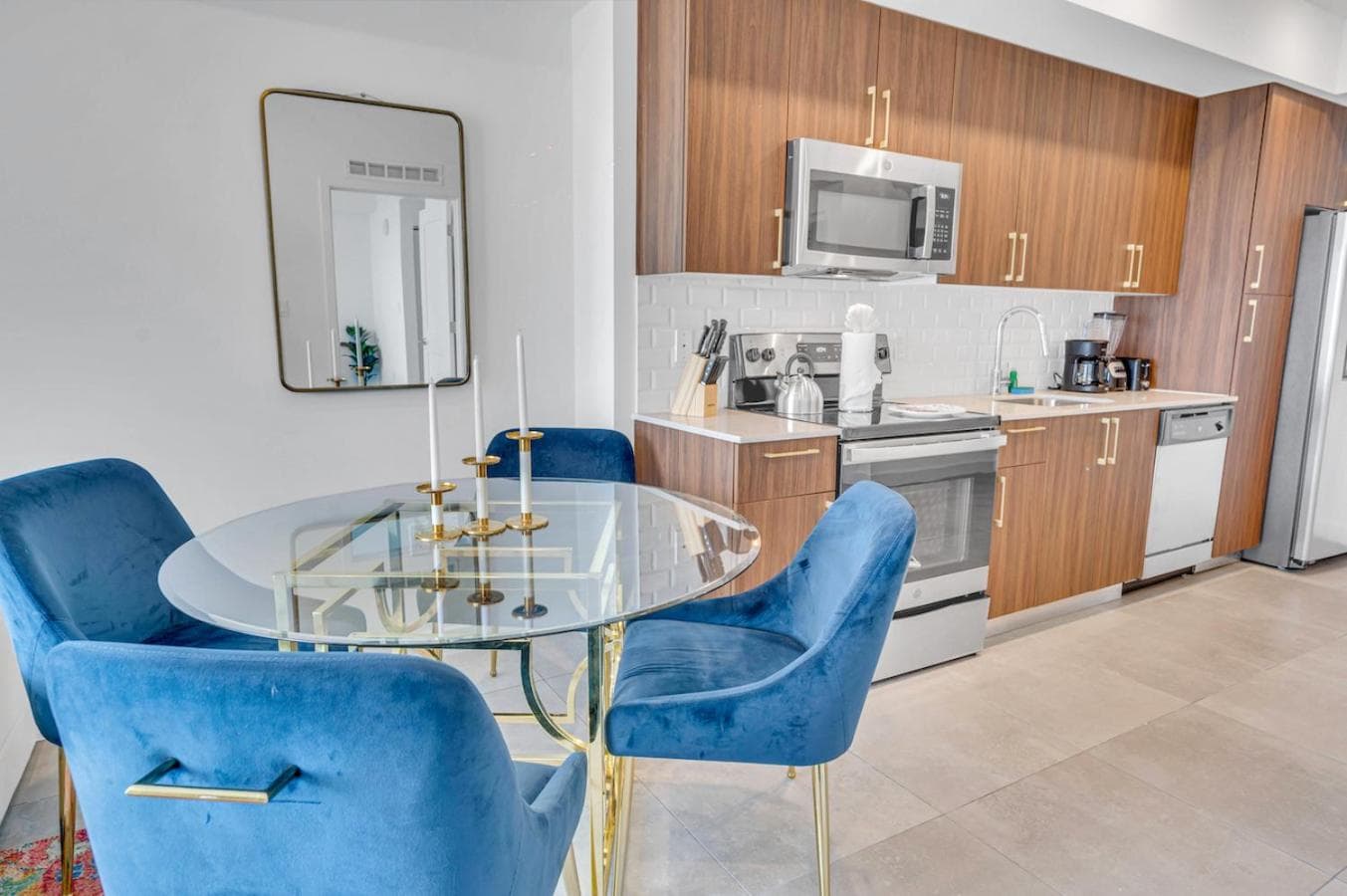 Beautiful Property with King Bed & Free Parking — 12