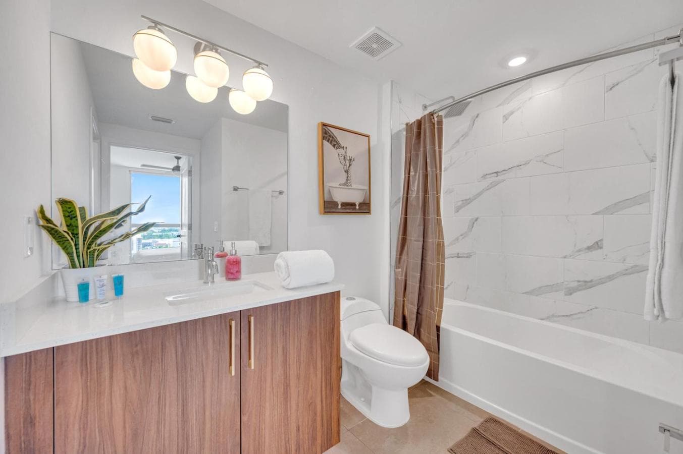 Beautiful Property with King Bed & Free Parking — 20