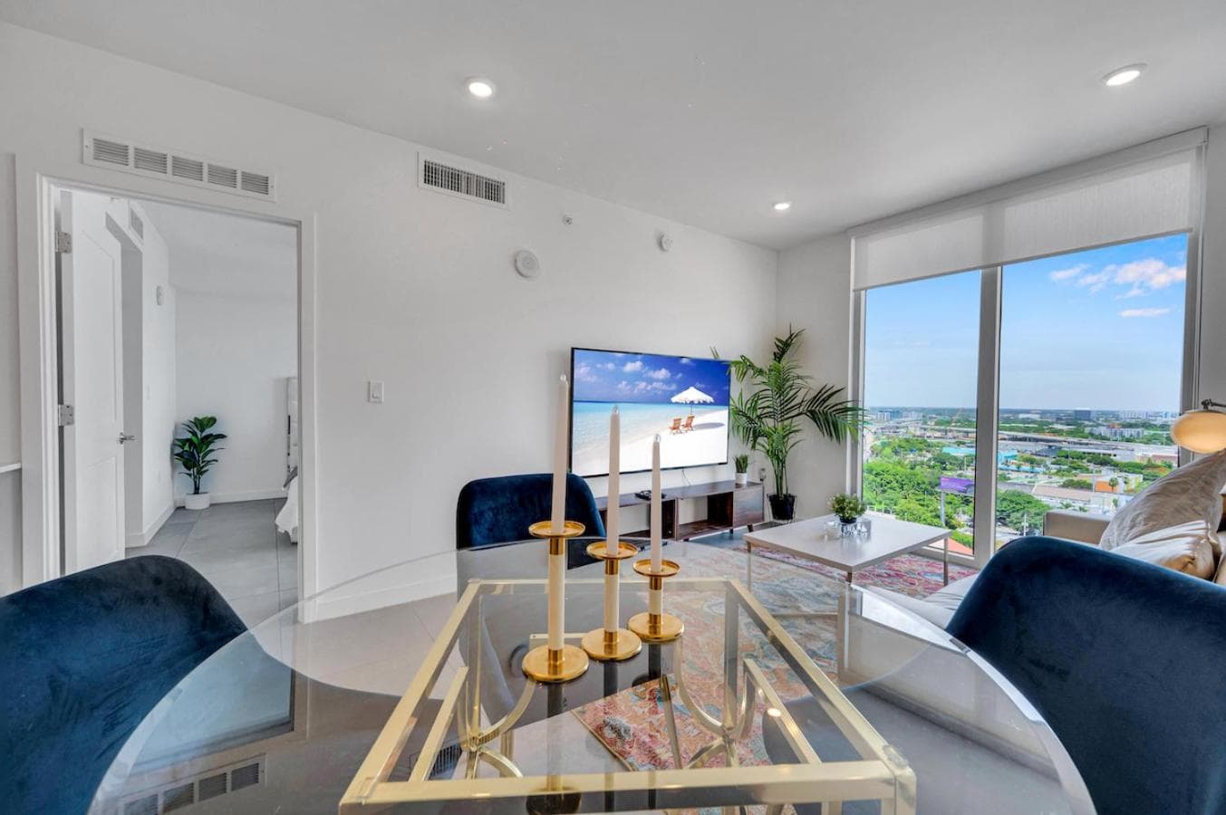 Beautiful Property with King Bed & Free Parking — 12