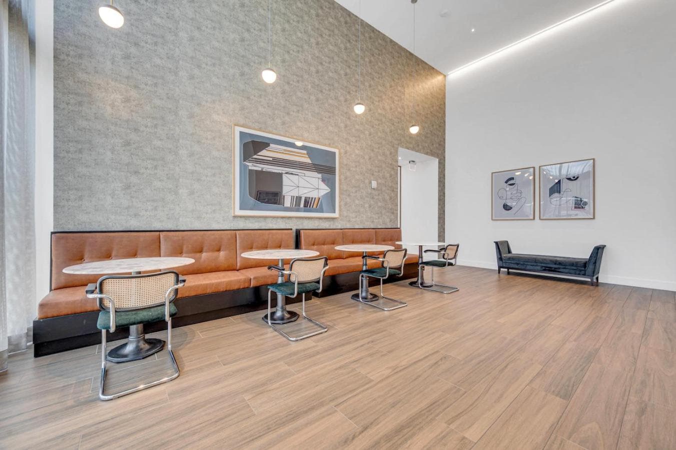 Beautiful Property with King Bed & Free Parking — 8