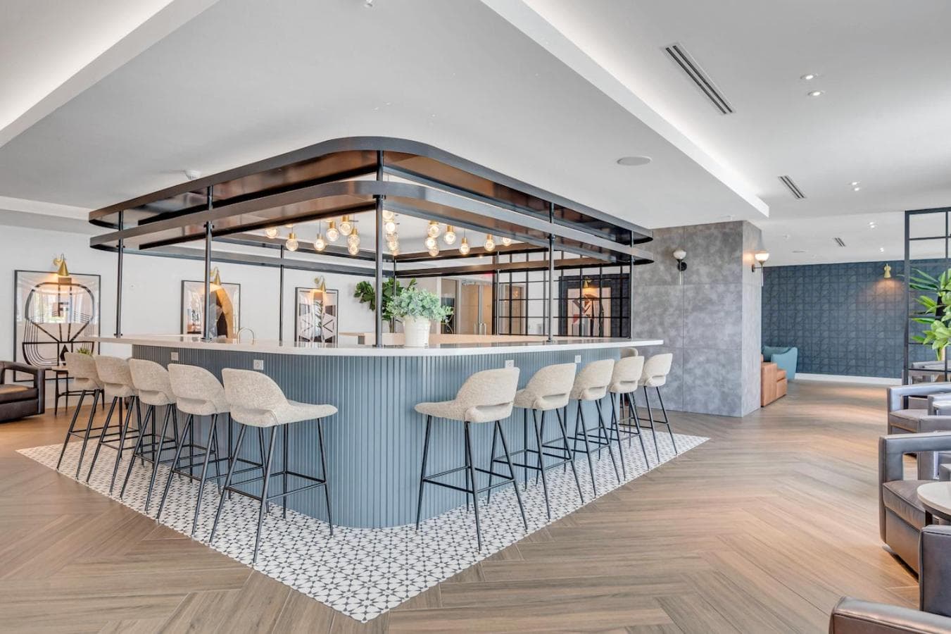 Beautiful Property with King Bed & Free Parking — 23