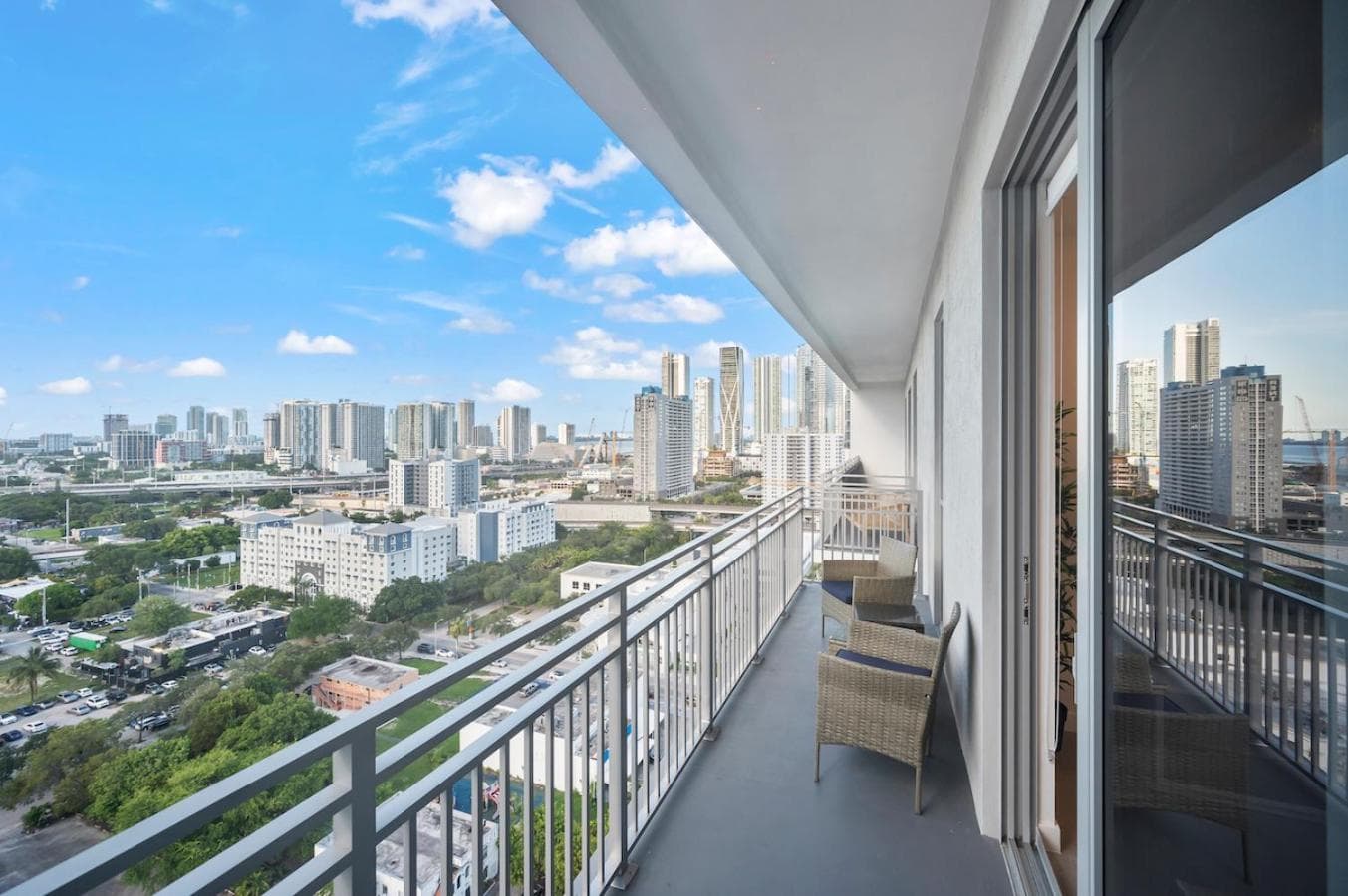 Beautiful Unit in Downtown Miami With Free Parking — 27