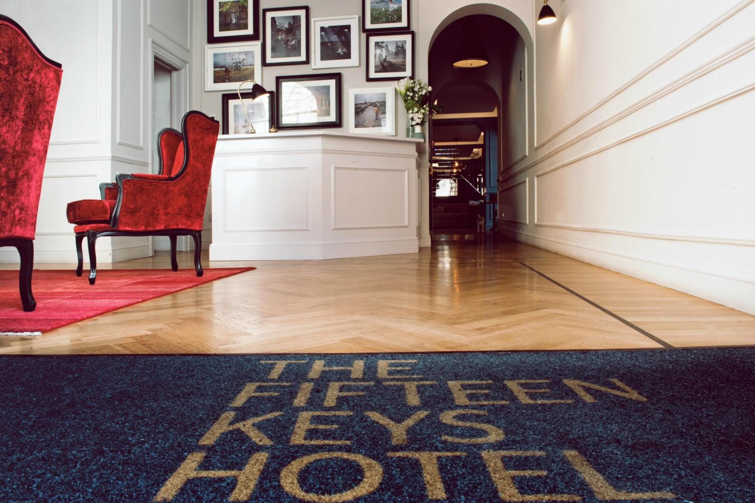 El hotel de las quince llaves — 2