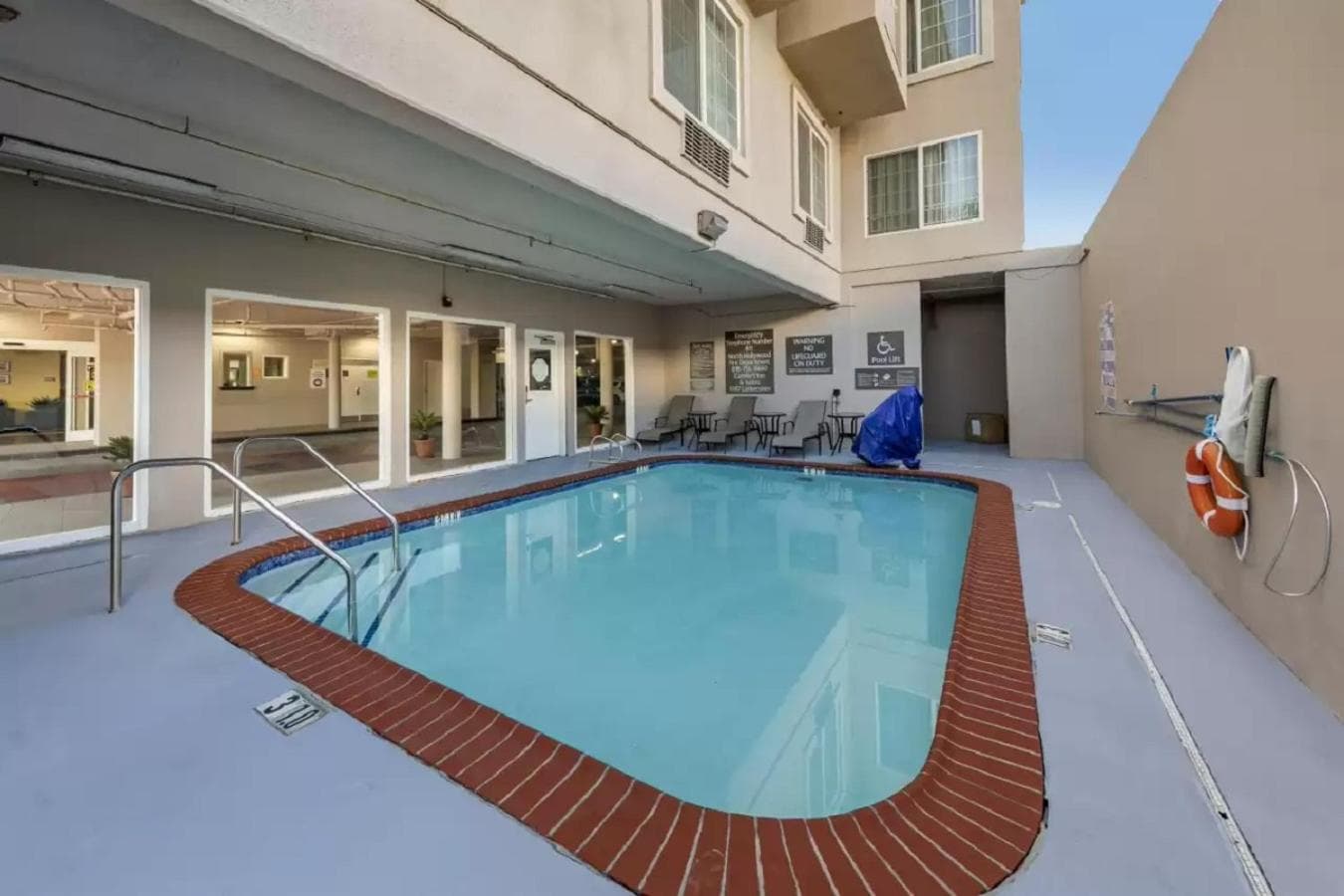 Comfort Inn & Suites Near Universal - N Hollywood - Burbank — 12