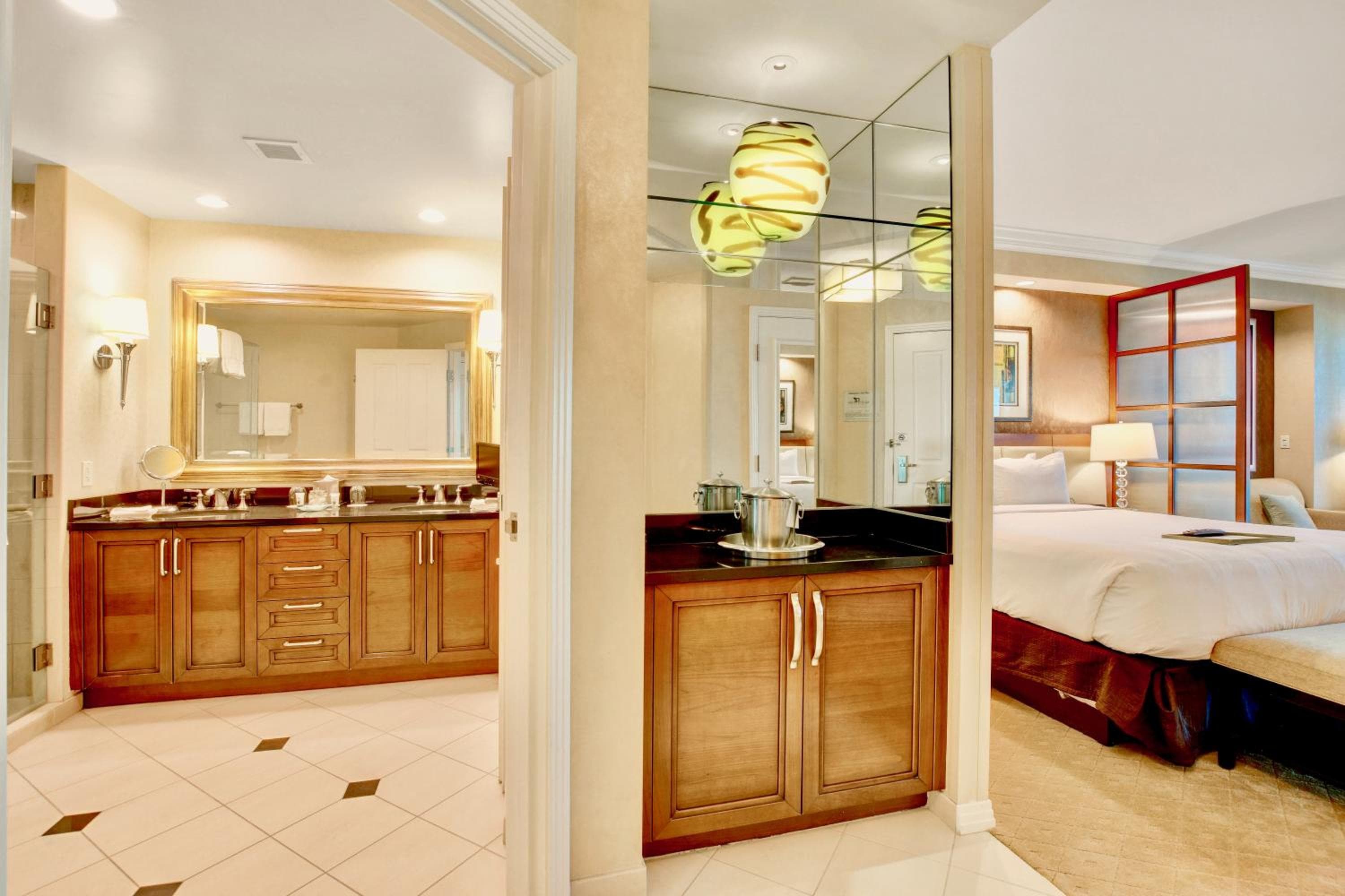 No Resort Fee - Balcony Strip Views, Pools & Parking — 15