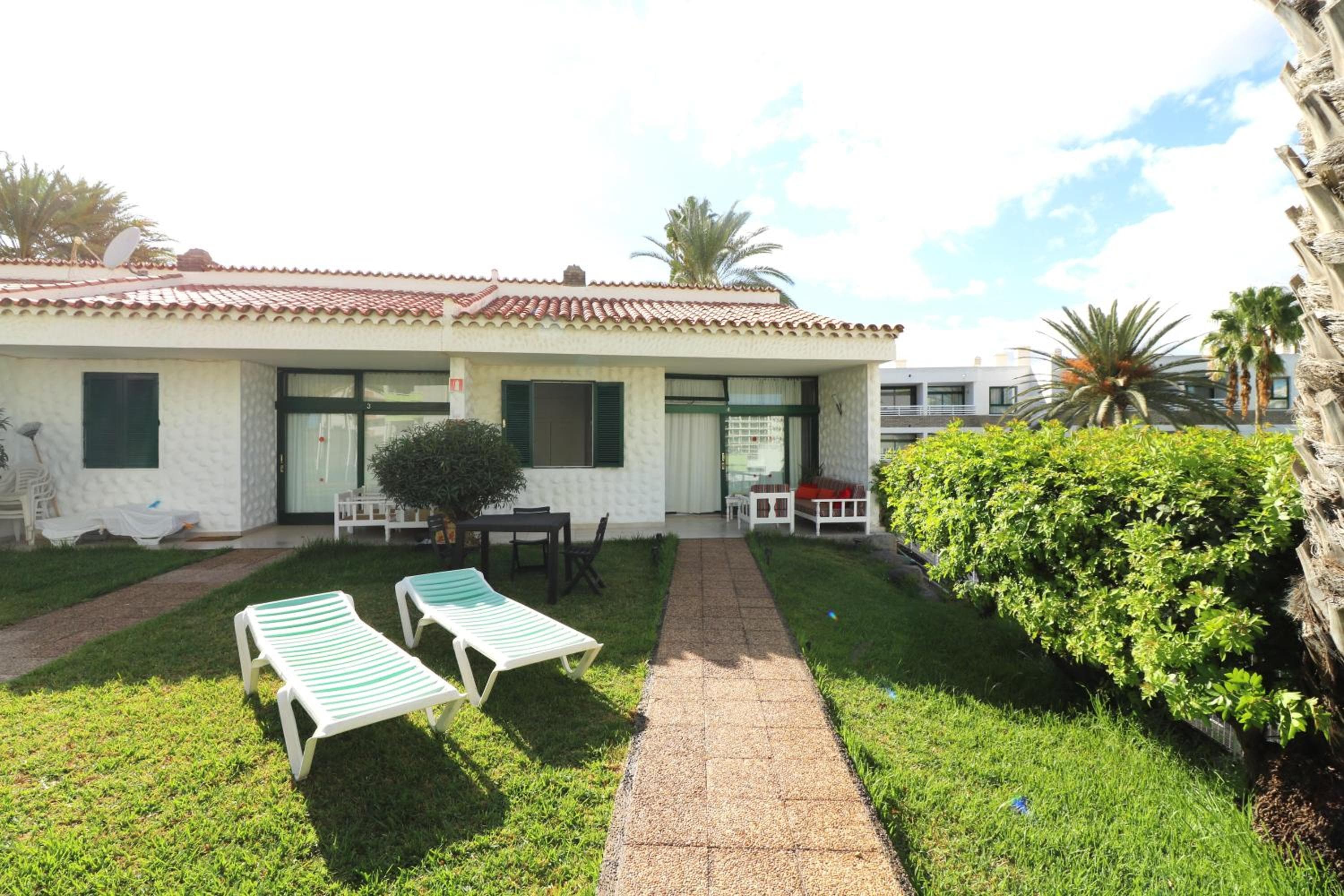 Amplio Bungalow con Piscina climatizada cerca del Yumbo y a pasos de Playa del Inglés — 1