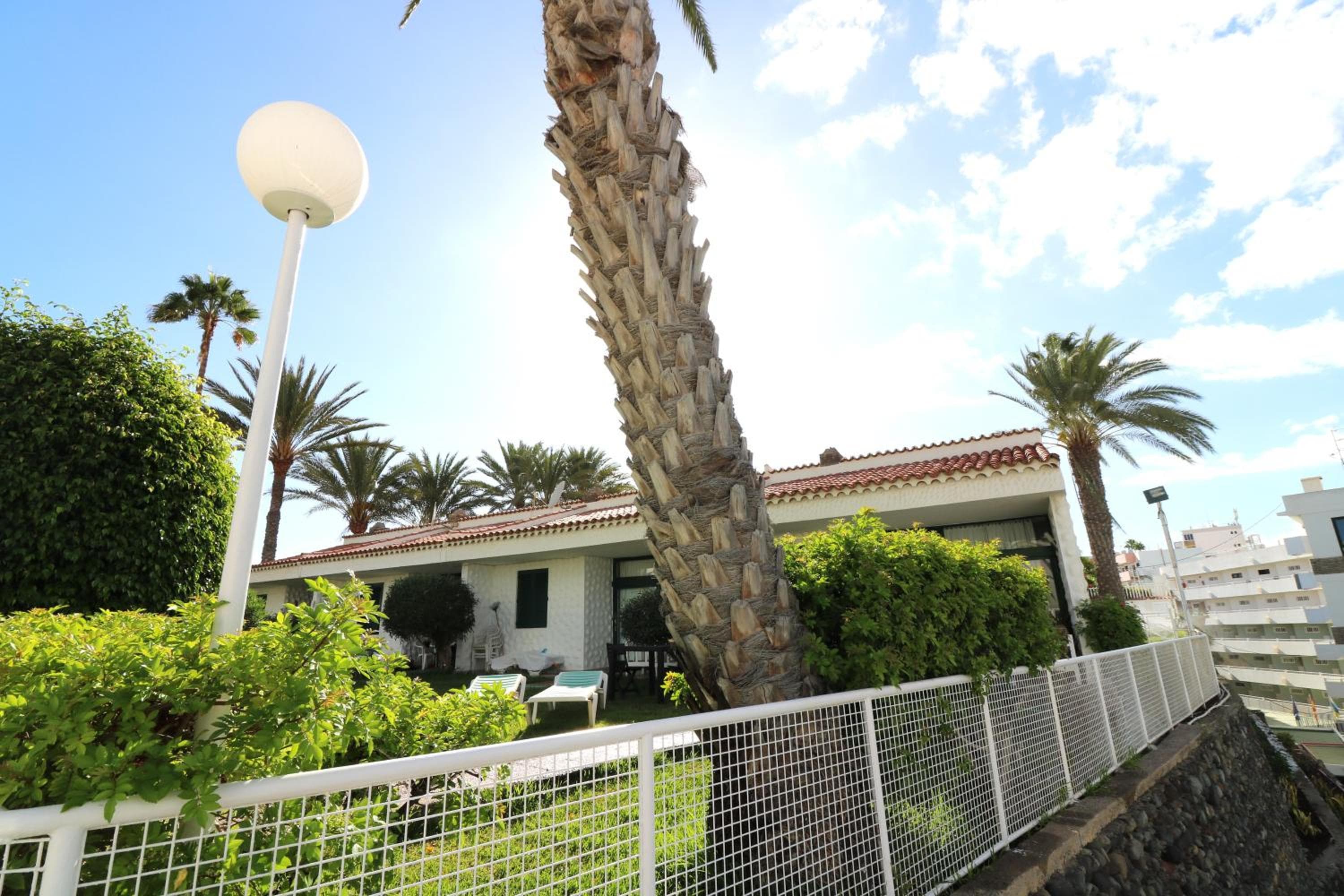 Amplio Bungalow con Piscina climatizada cerca del Yumbo y a pasos de Playa del Inglés — 2