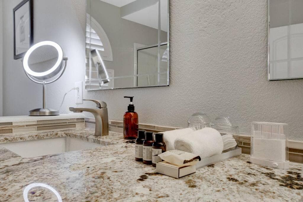 Beautiful 5BR w/King Beds, Pool & Hot Tub, Games — 3