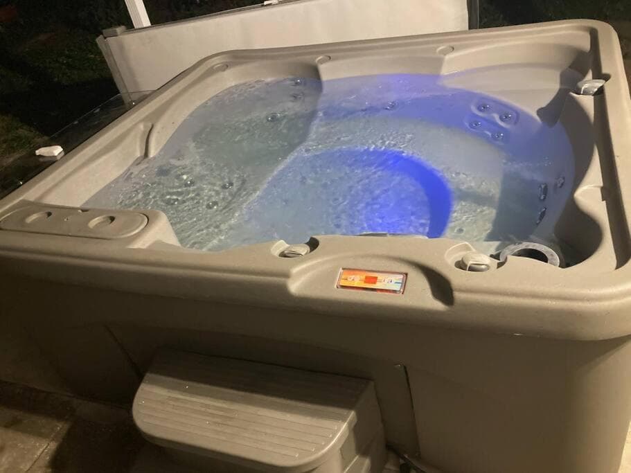 Hidden Gem 3br/1b+Jacuzzi+busch garden+fishn+kayak — 1