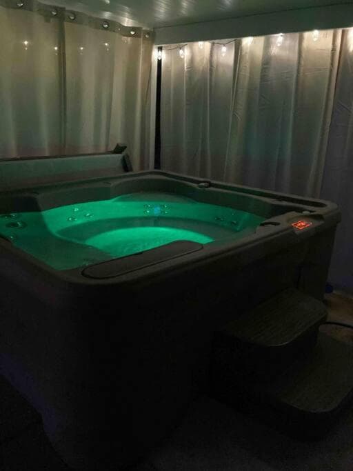 Hidden Gem 3br/1b+Jacuzzi+busch garden+fishn+kayak — 3