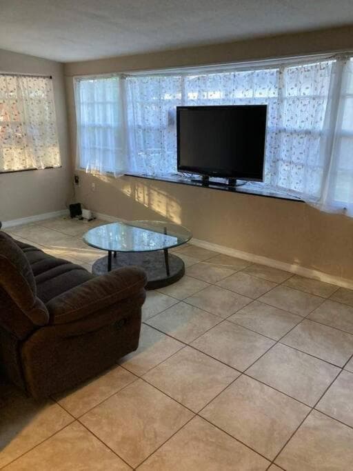 Hidden Gem 3br/1b+Jacuzzi+busch garden+fishn+kayak — 10