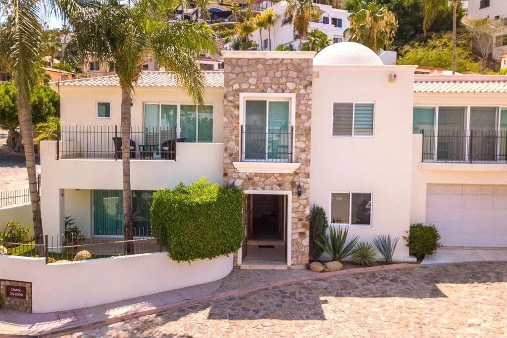Villa Cola de Ballena in Exclusive El Pedregal at Cabo's Downtown — 1